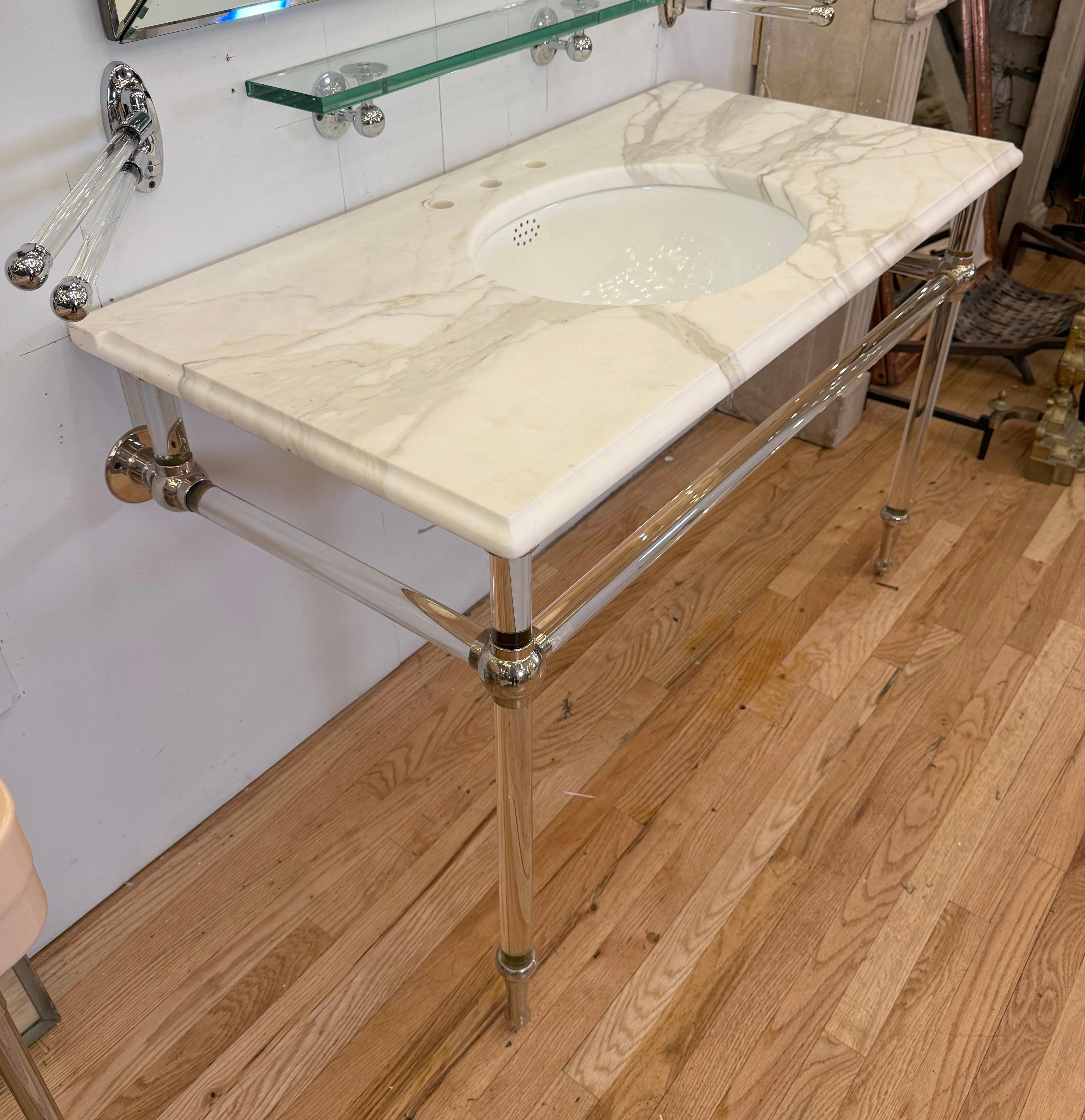 48 in. Lavandino da bagno a consolle in marmo bianco Gambe in lucite in vendita 5