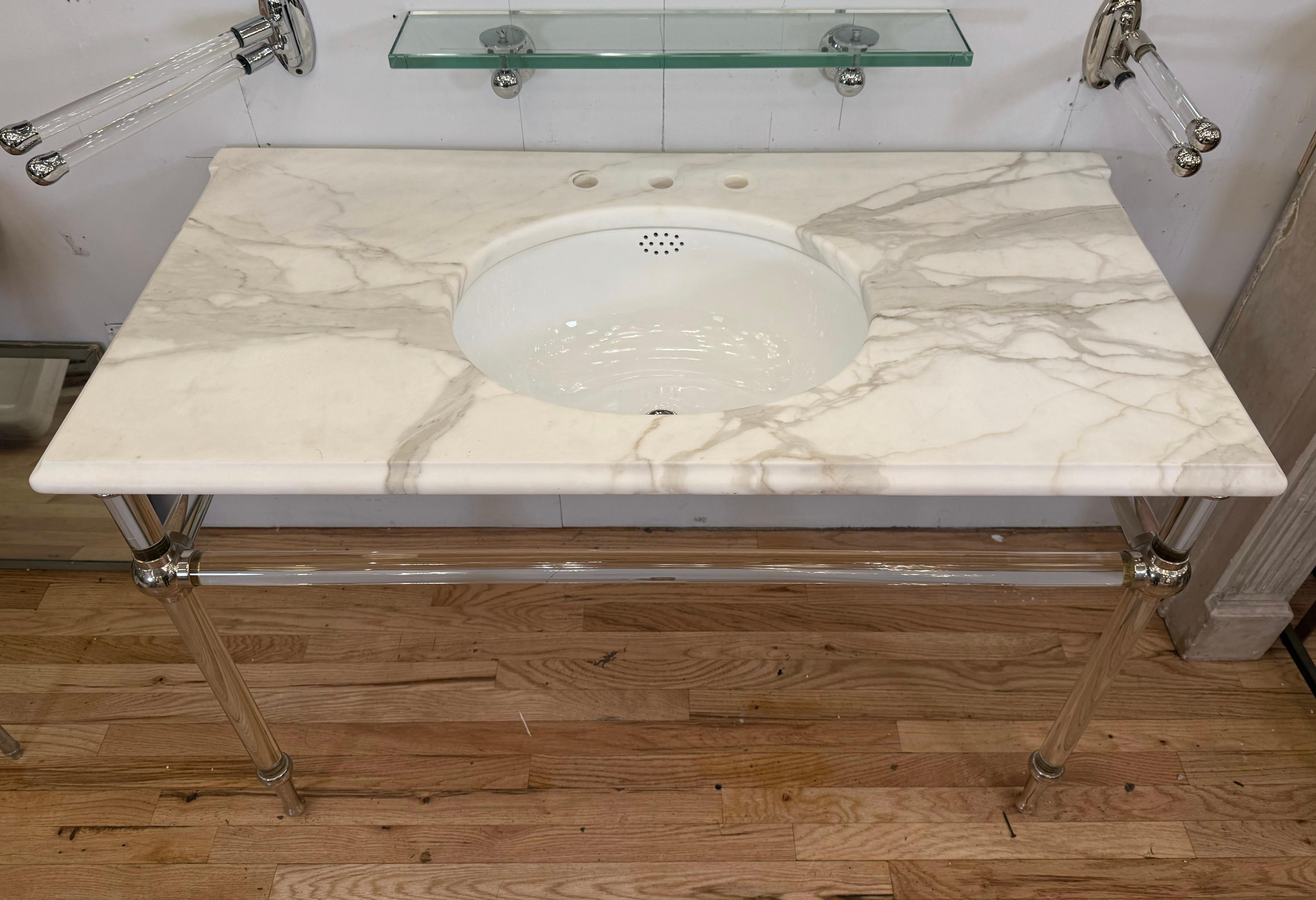 48 in. Lavandino da bagno a consolle in marmo bianco Gambe in lucite in vendita 6