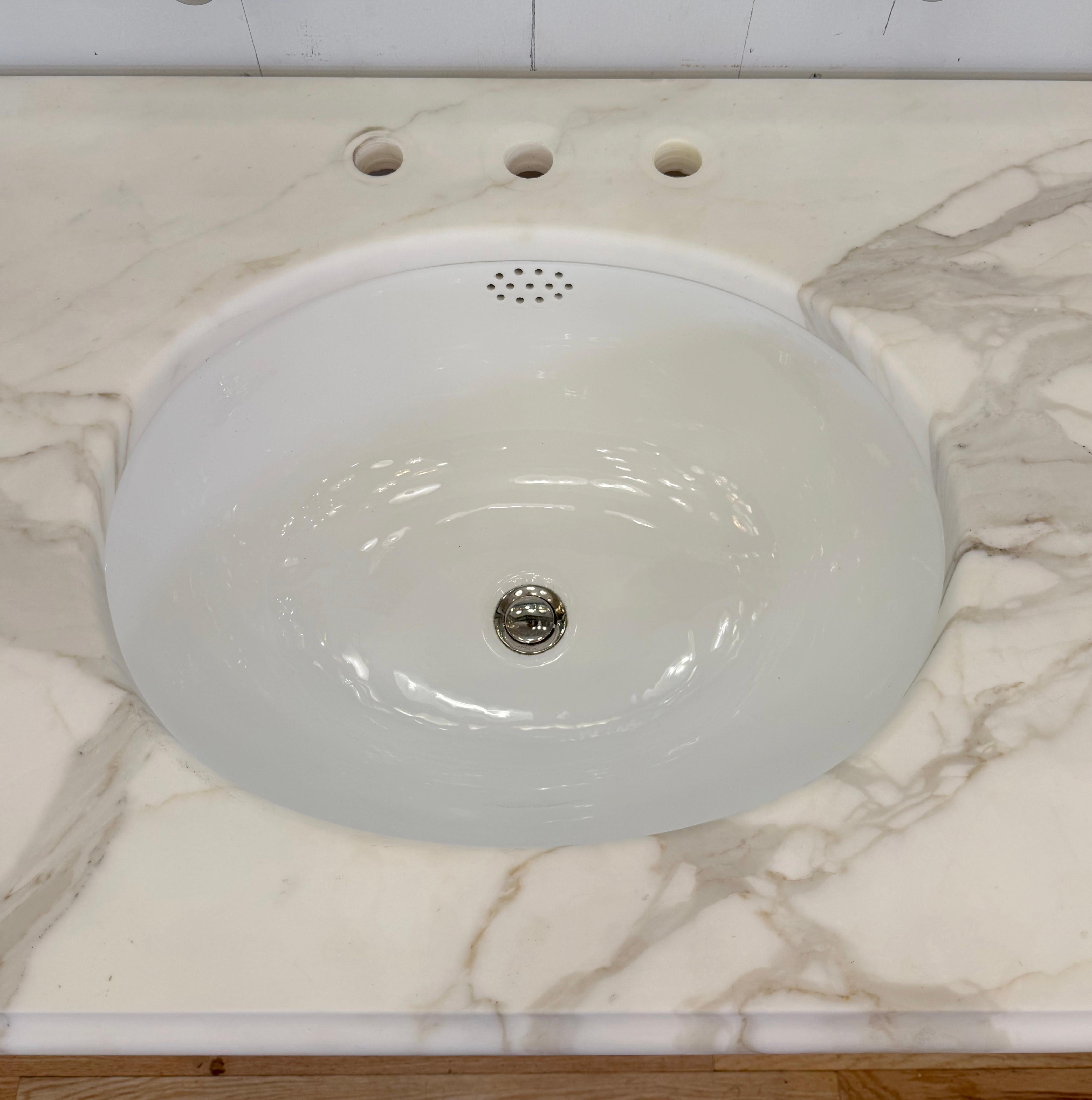 48 in. Lavandino da bagno a consolle in marmo bianco Gambe in lucite in vendita 7