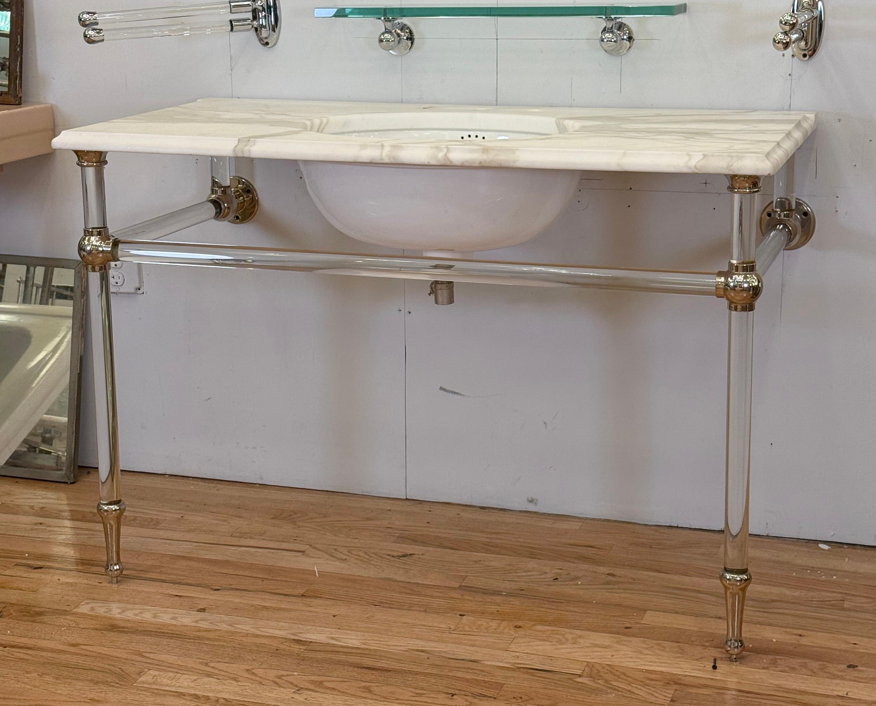 Consolle da bagno con piano in marmo bianco con venature grigie, supporti e gambe in lucite trasparente e ferramenta in nichel lucido. Il pezzo deve essere attaccato alla parete. È in buone condizioni. La ferramenta non è inclusa. Uno disponibile.