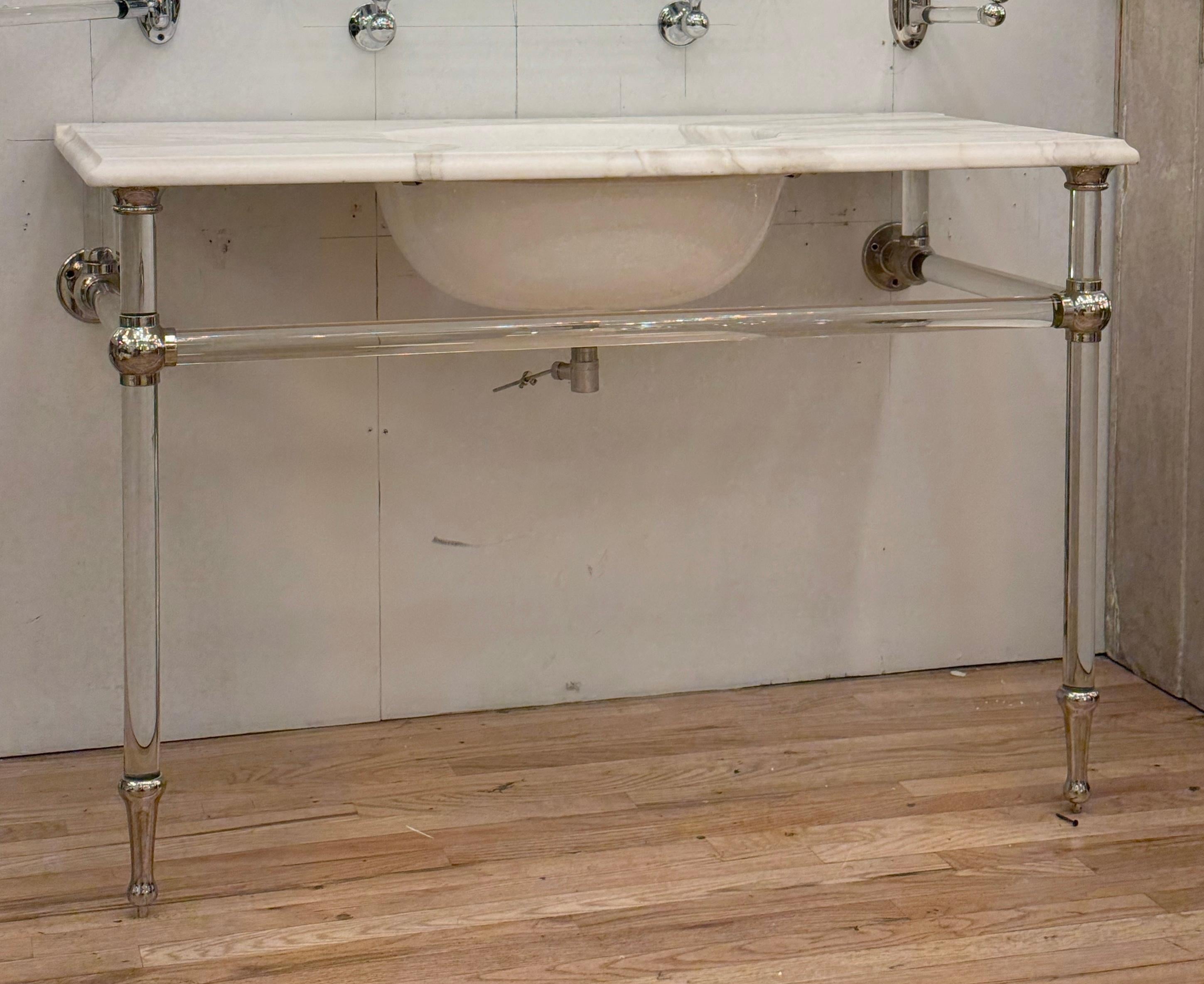 Lucidato 48 in. Lavandino da bagno a consolle in marmo bianco Gambe in lucite in vendita