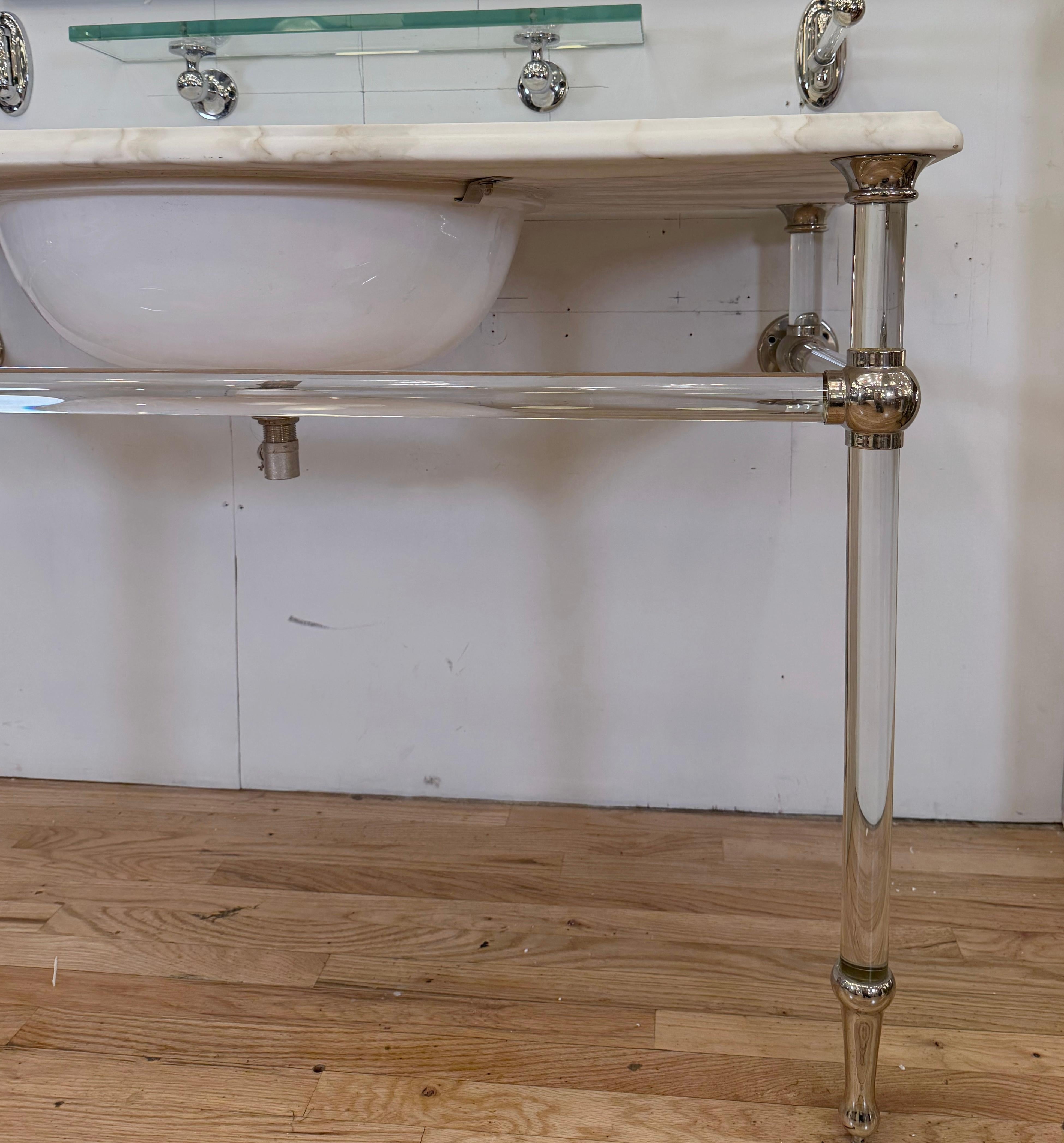 XXI secolo e contemporaneo 48 in. Lavandino da bagno a consolle in marmo bianco Gambe in lucite in vendita