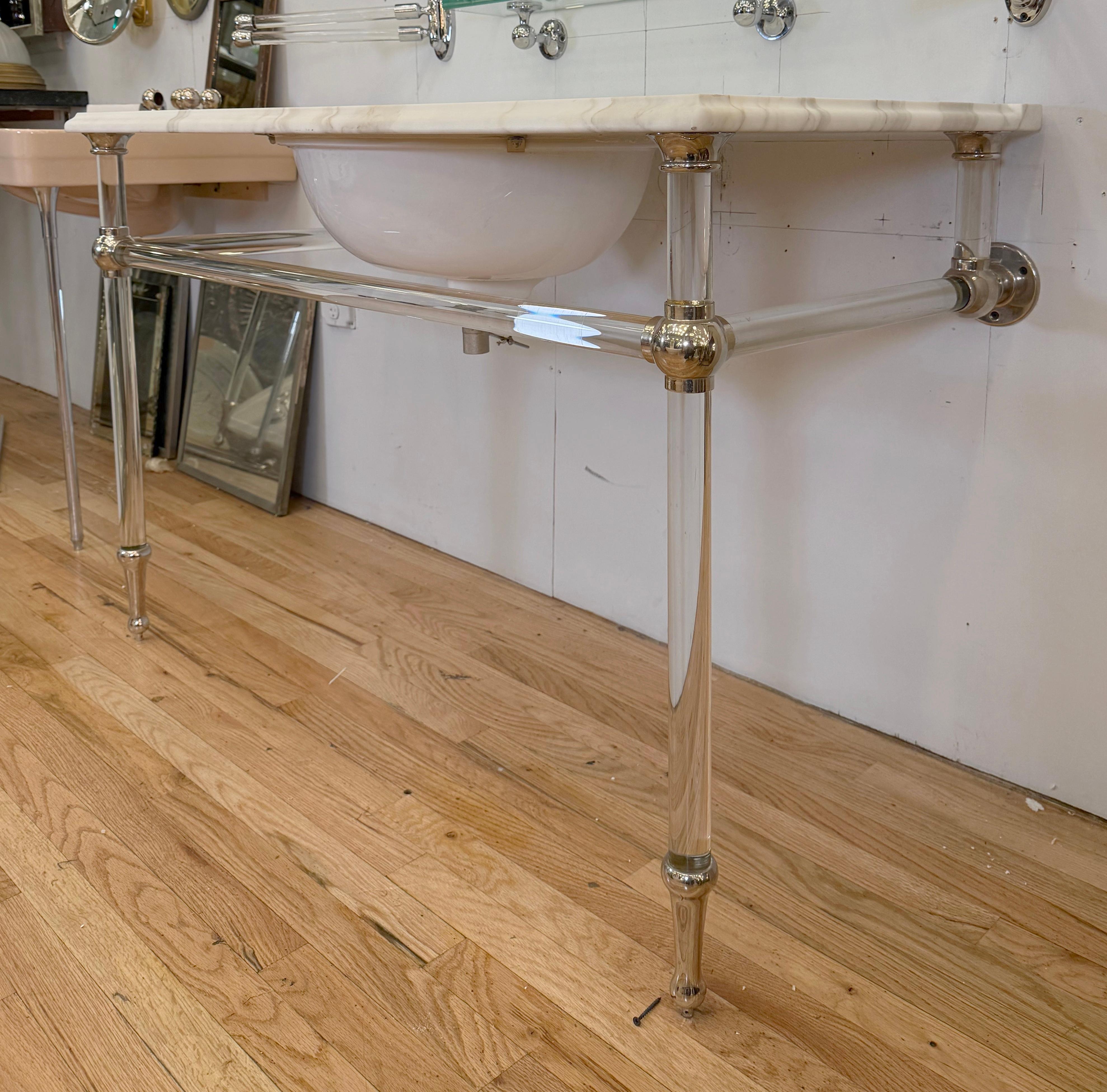 Ottone 48 in. Lavandino da bagno a consolle in marmo bianco Gambe in lucite in vendita