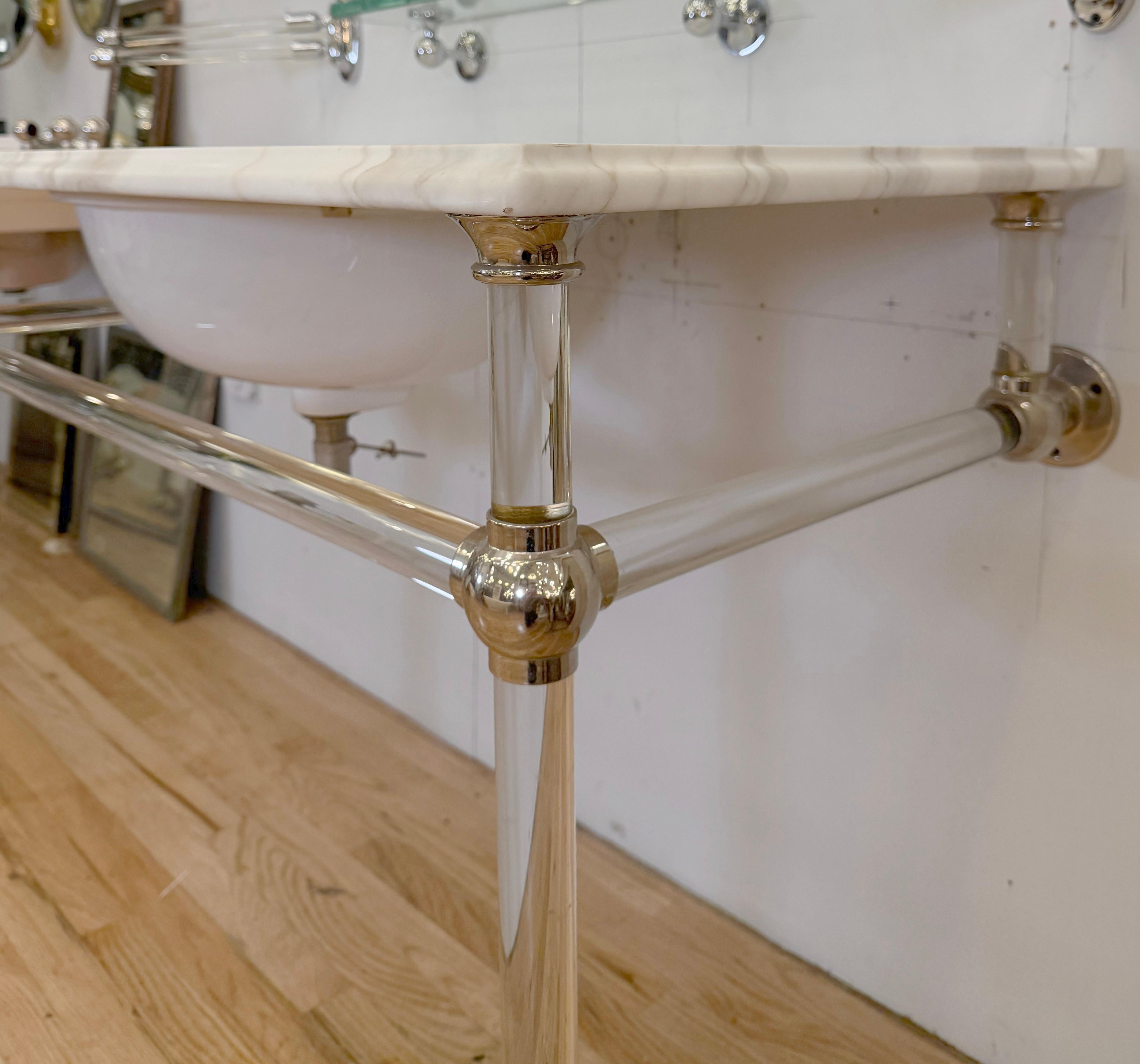 48 in. Lavandino da bagno a consolle in marmo bianco Gambe in lucite in vendita 1