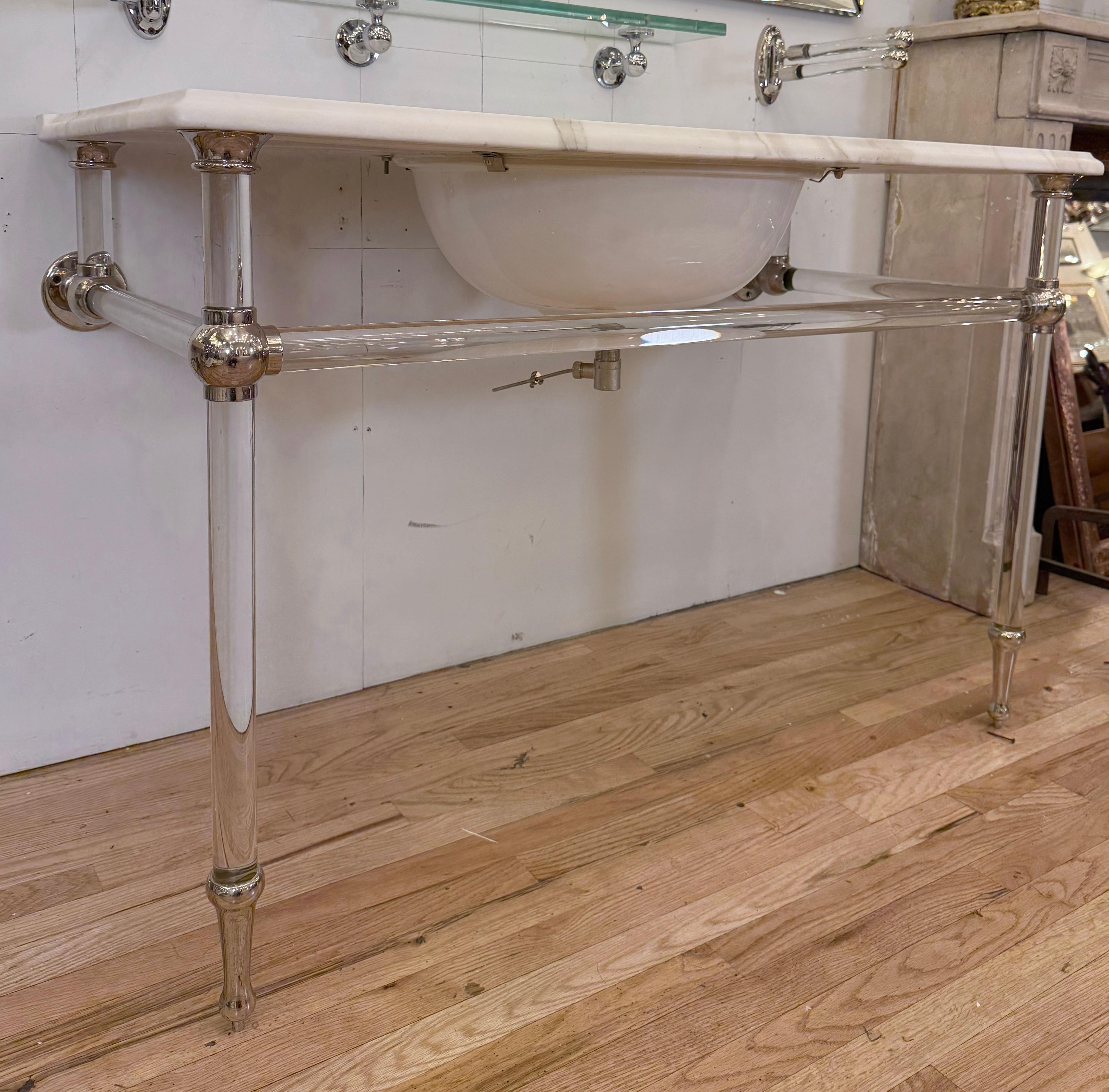 48 in. Lavandino da bagno a consolle in marmo bianco Gambe in lucite in vendita 2