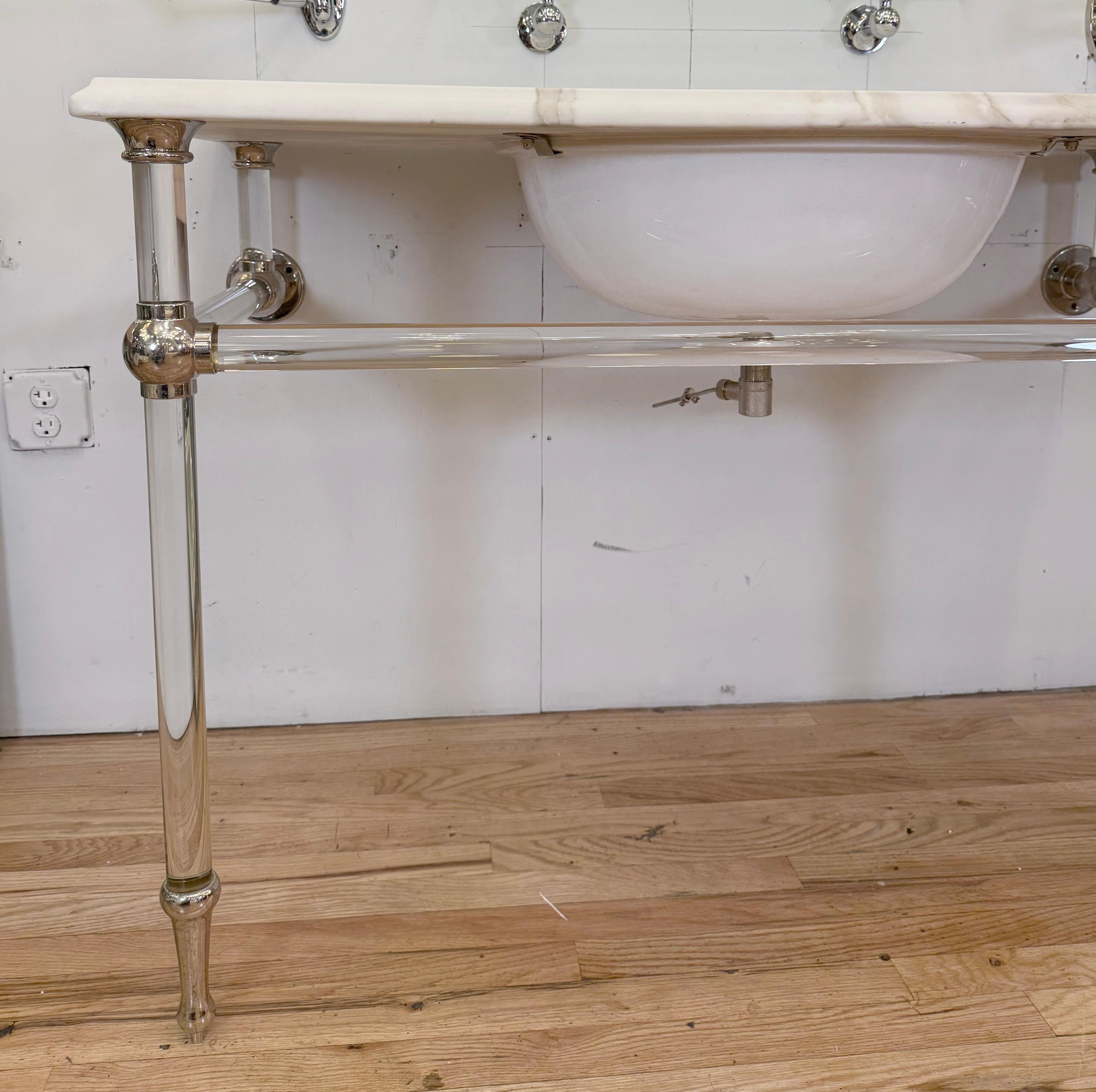 48 in. Lavandino da bagno a consolle in marmo bianco Gambe in lucite in vendita 3