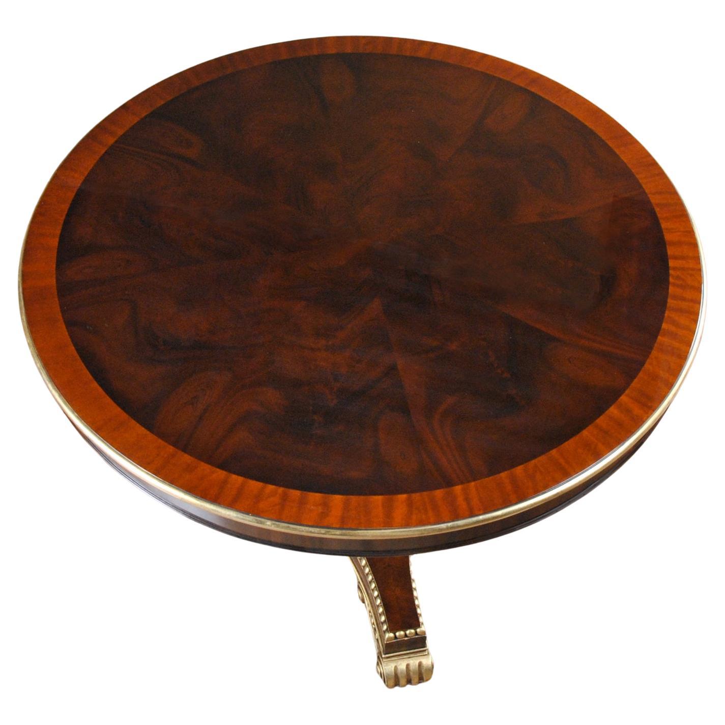 Esta Mesa de Comedor Redonda de 48 pulgadas tiene un tamaño estupendo para encajar en muchos comedores y también puede encajar bien en las grandes entradas de muchas casas. Una fantástica base con patas de caoba maciza conecta a través de la