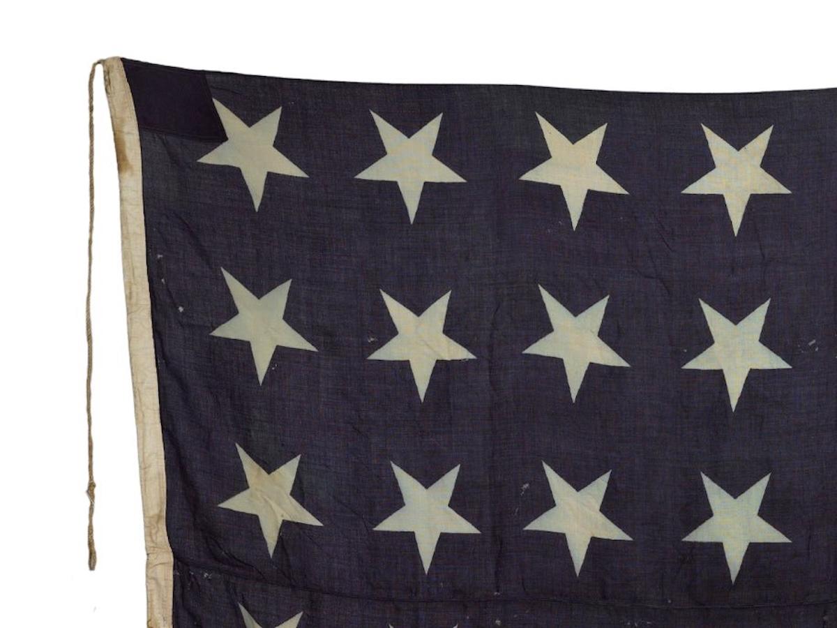 Il s'agit d'un grand insigne naval américain à 48 étoiles. Cet impressionnant drapeau de laine présente un riche drapeau marine avec un champ de 48 étoiles blanches. Les étoiles sont disposées en six rangées de huit étoiles, chacune imprimée de