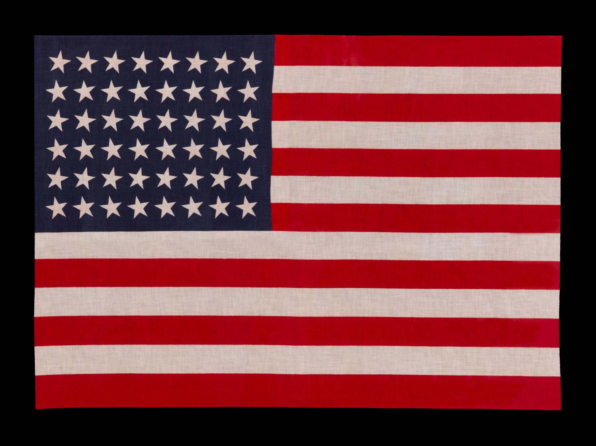 48 ÉTOILES INCLINÉES VERS LA DROITE ET LA GAUCHE EN RANGÉES DANSANTES, UNE VARIÉTÉ RARE D'ANCIEN DRAPEAU DE PARADE AMÉRICAIN À GRANDE ÉCHELLE, 1912-1918 OU PEUT-ÊTRE PLUS TÔT, REFLÈTE L'ACCESSION À L'ÉTAT D'ARIZONA ET DE NEW MEXICO.

En 1912, le