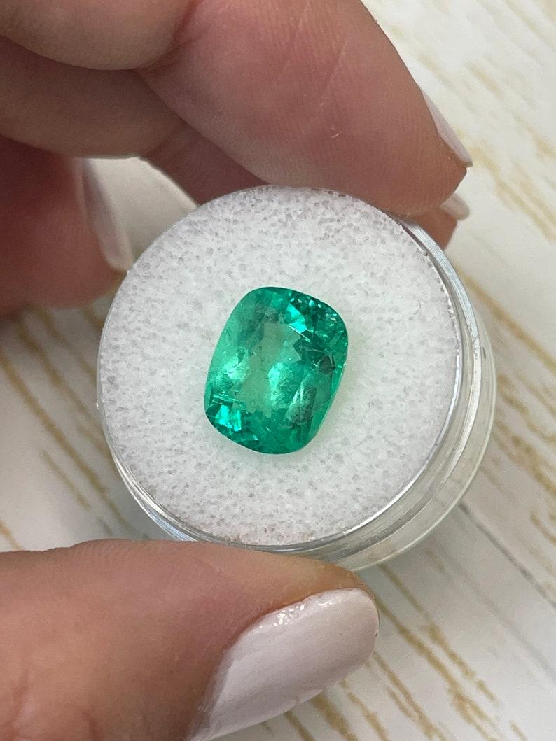 Taglio cuscino 4,80 Carati 12x10 Verde Medio Smeraldo Colombiano - Taglio Cuscino Allungato Autentico in vendita