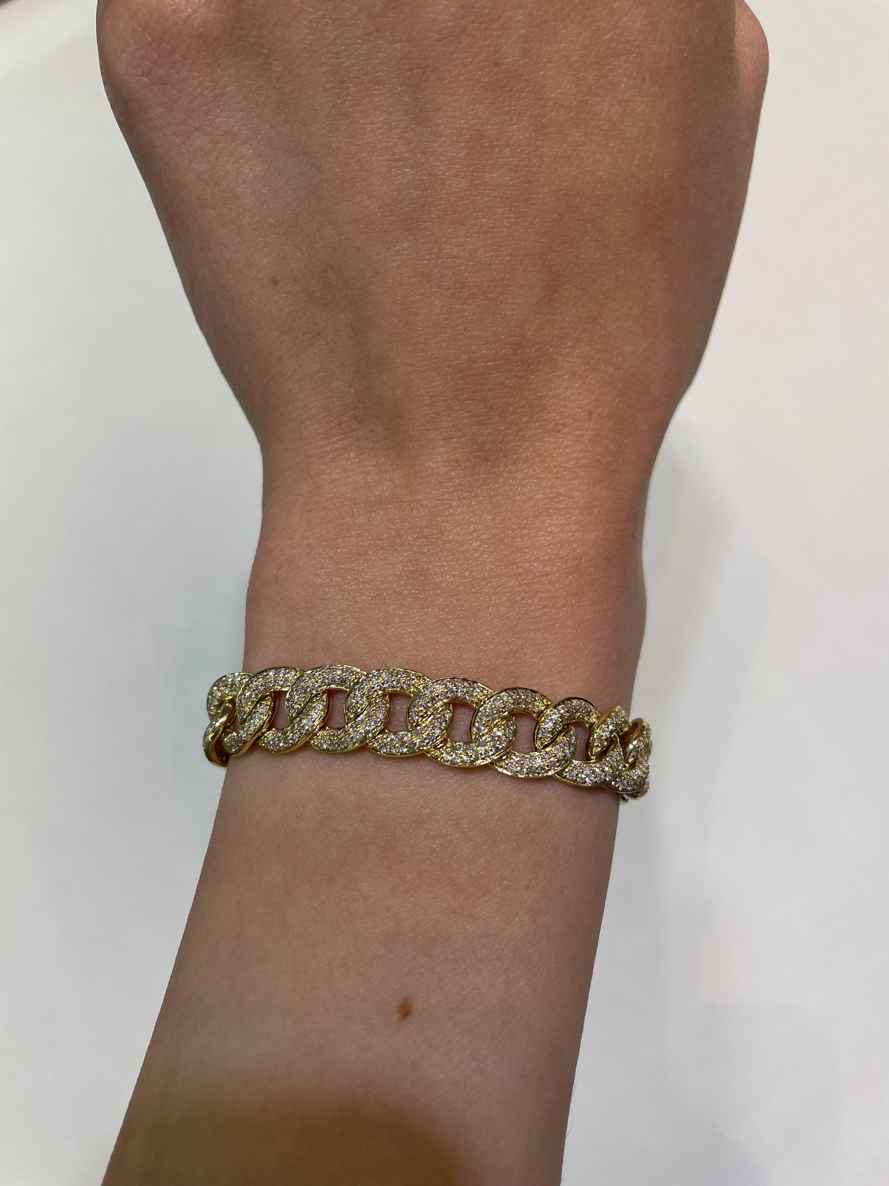 Modern diamond cuban link bracelet.
752 round brilliant diamonds, 4.80 carats total. Approximately G/H color and SI clarity. 18k yellow gold, 26.67 grams, 7 inches.
Accommodated with an up-to-date appraisal by a GIA G.G. once purchased, upon