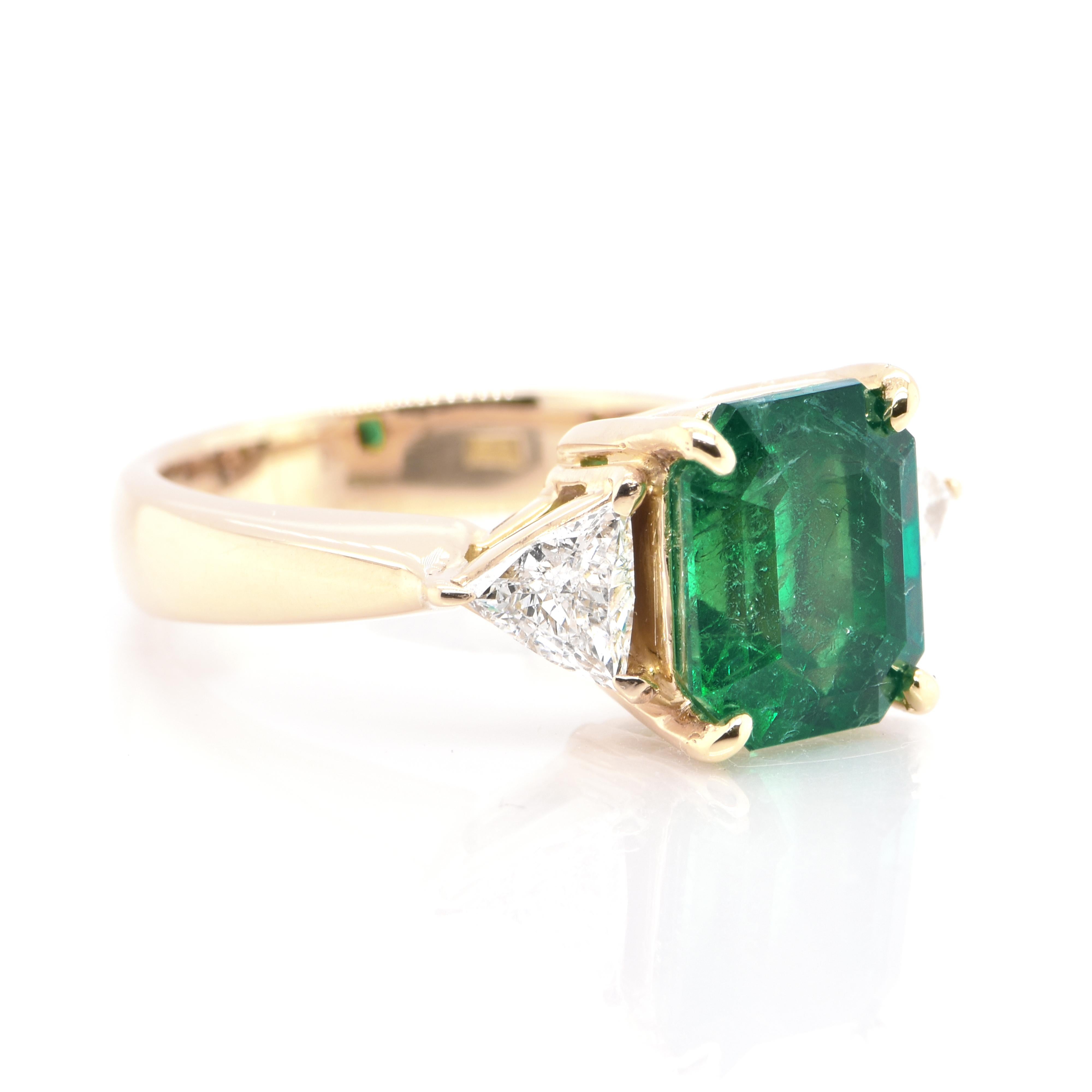 Modern 4.30 Carat Natural Colombian Emerald and Diamond Ring Set in 18 Karat Gold For Sale