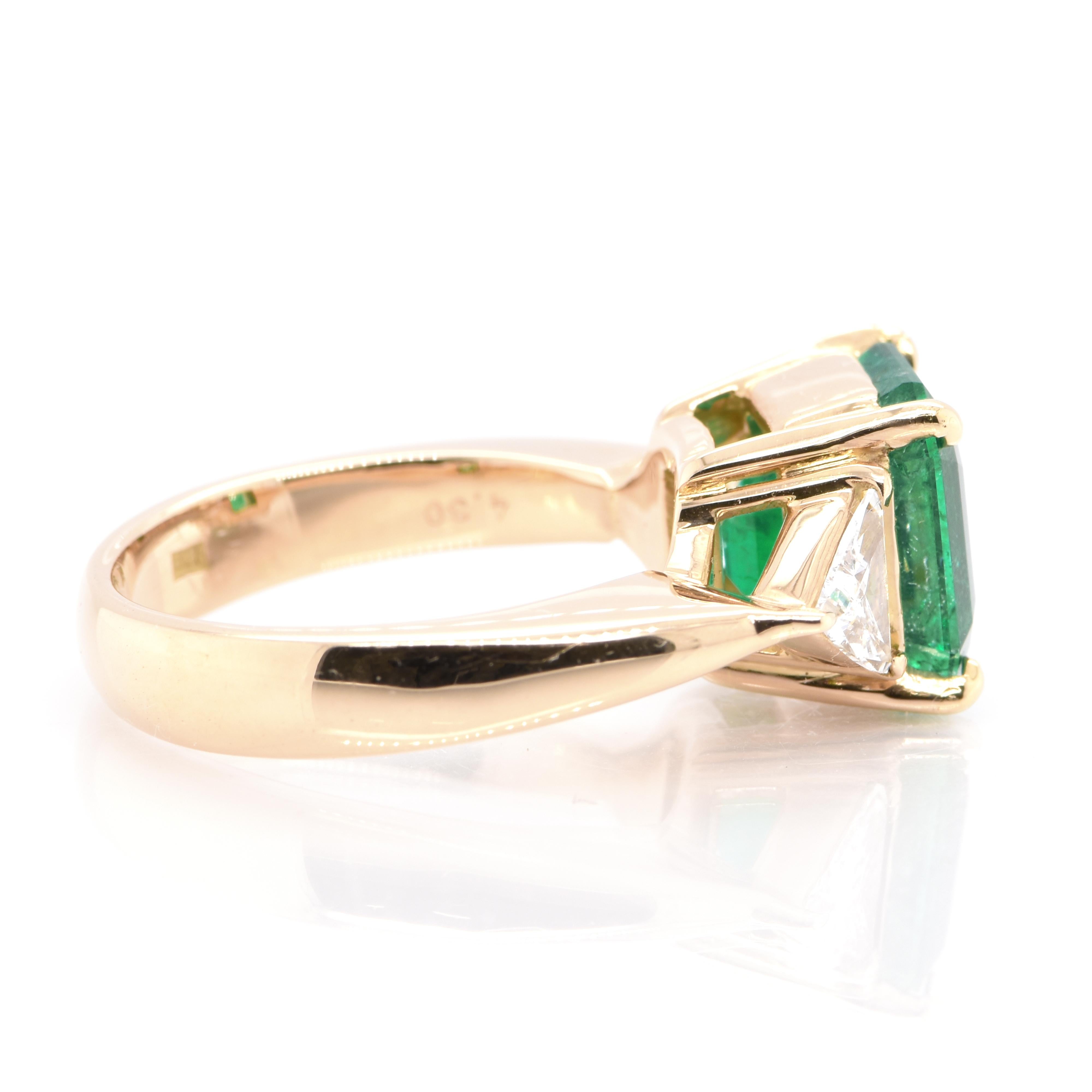 4.30 Carat Natural Colombian Emerald and Diamond Ring Set in 18 Karat Gold In New Condition For Sale In Tokyo, JP