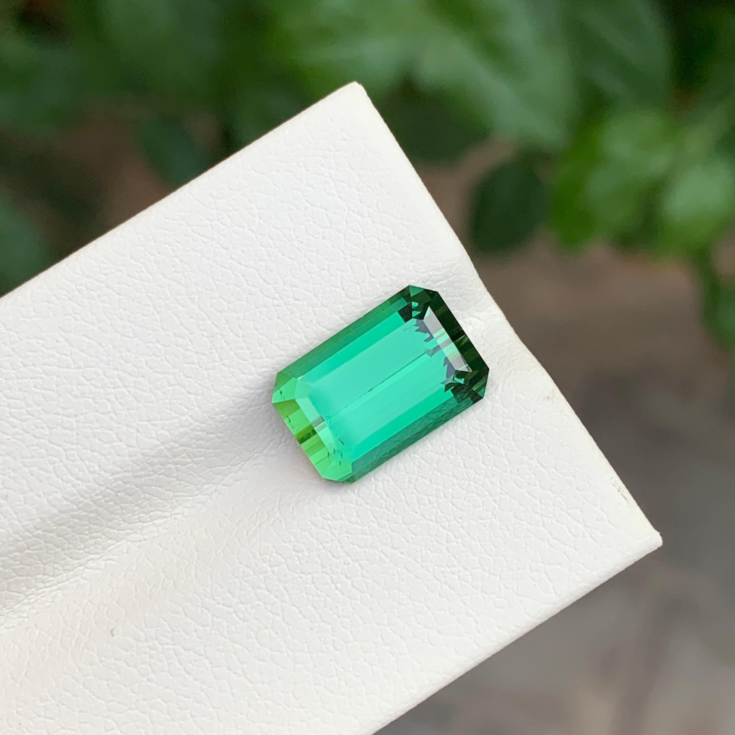 Arts and Crafts 4.80 Carat Natural Loose Green Tourmaline Emerald Shape Gemstone (pierre précieuse en forme d'émeraude) en vente