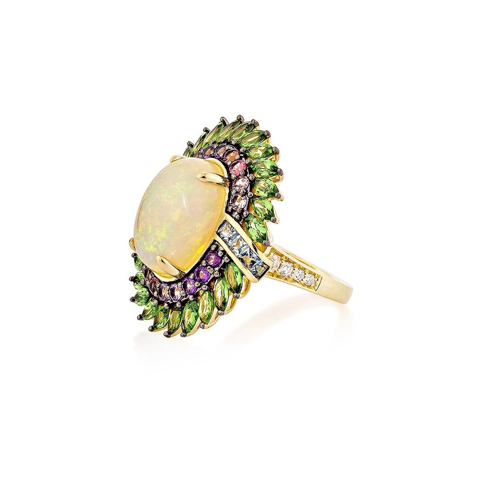 4,80 Karat Opal Fancy Ring in 18KYG mit mehreren Edelsteinen und Diamanten.   (Ovalschliff) im Angebot