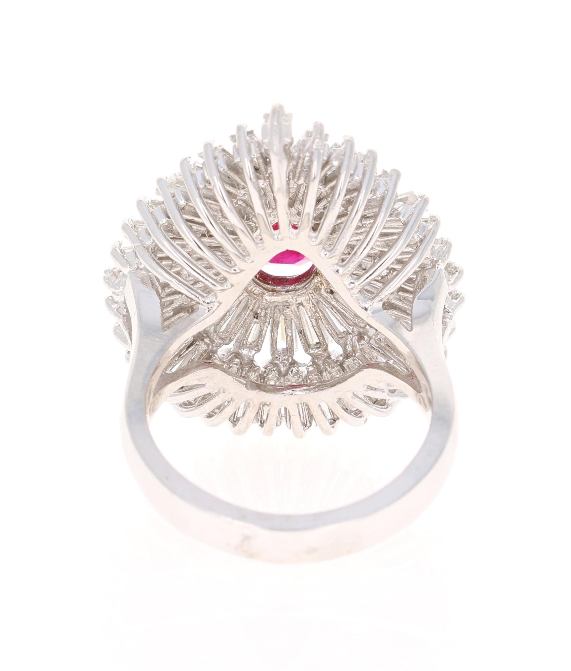 Anillo de cóctel Bailarina de oro blanco de 14 quilates con diamante baguette de rubí de 4,80 quilates Contemporáneo en venta