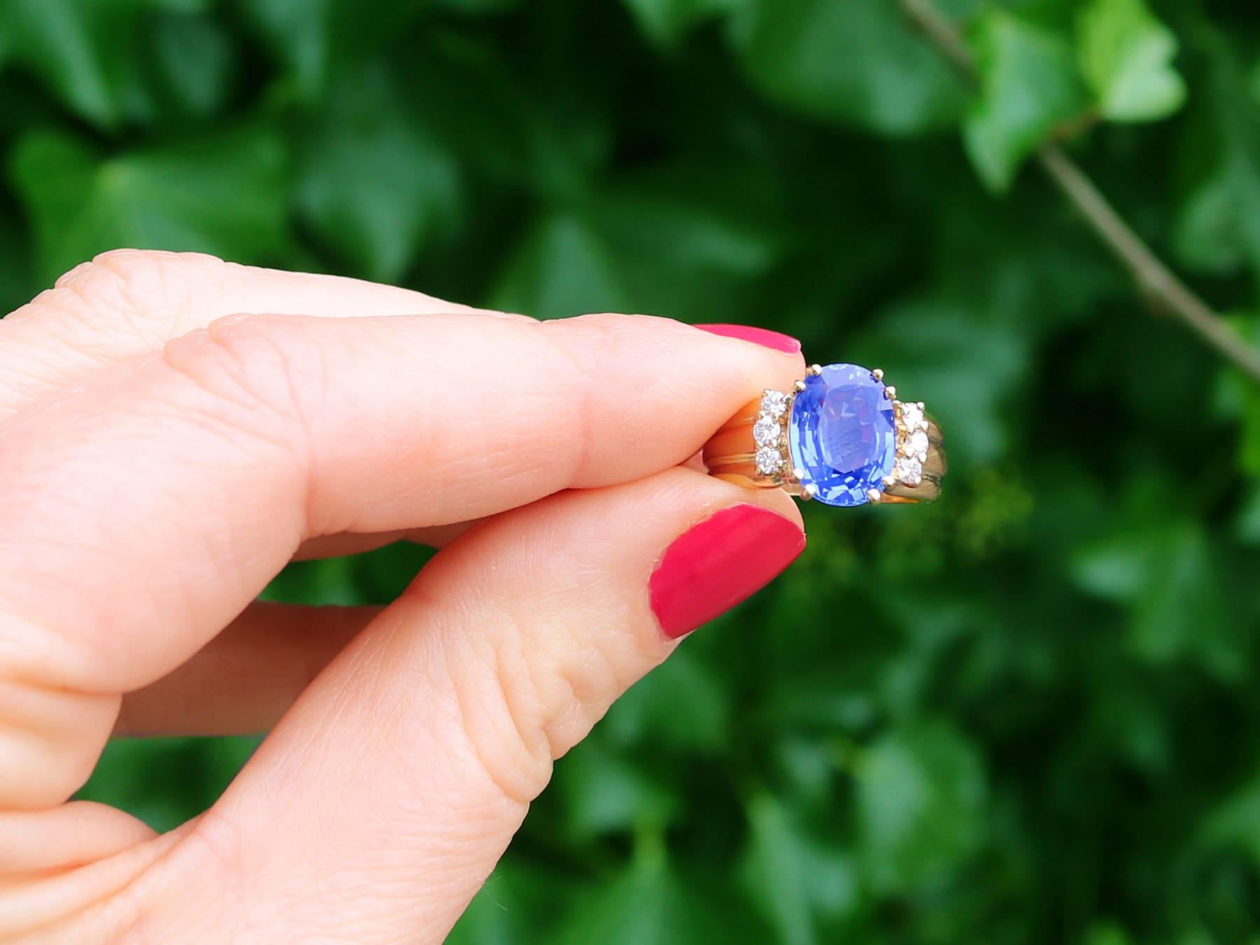 Ein feiner und beeindruckender Vintage-Ring aus Gelbgold mit 4,80 Karat blauem Saphir und 0,15 Karat Diamant; Teil unserer vielfältigen Edelstein-Schmuckkollektionen.

Dieser feine und beeindruckende Vintage-Saphirring mit Ovalschliff ist aus 18