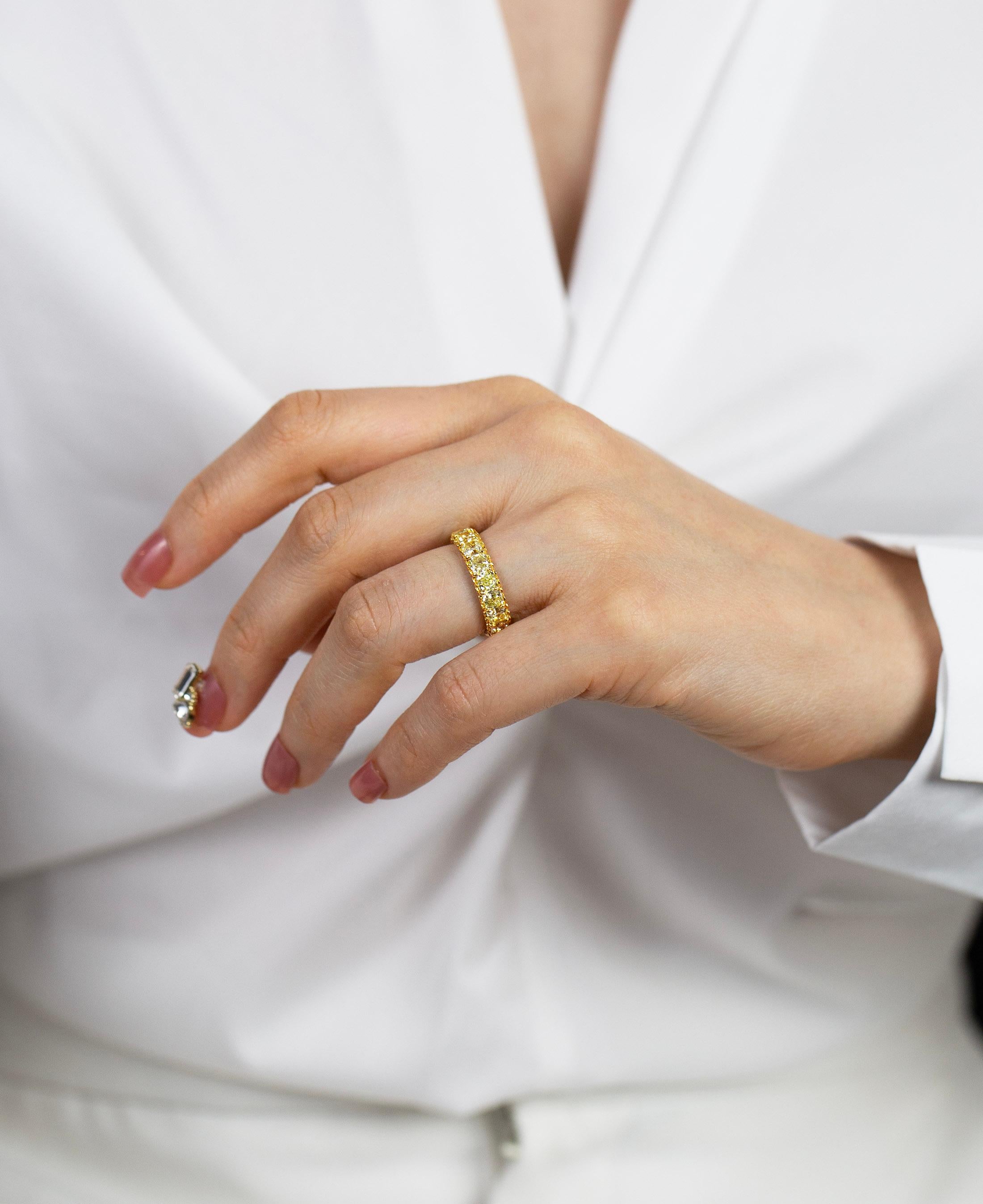 Roman Malakov Eternity-Ehering mit 4,80 Karat gelbem Fancy-Diamant im Strahlenschliff im Zustand „Neu“ im Angebot in New York, NY