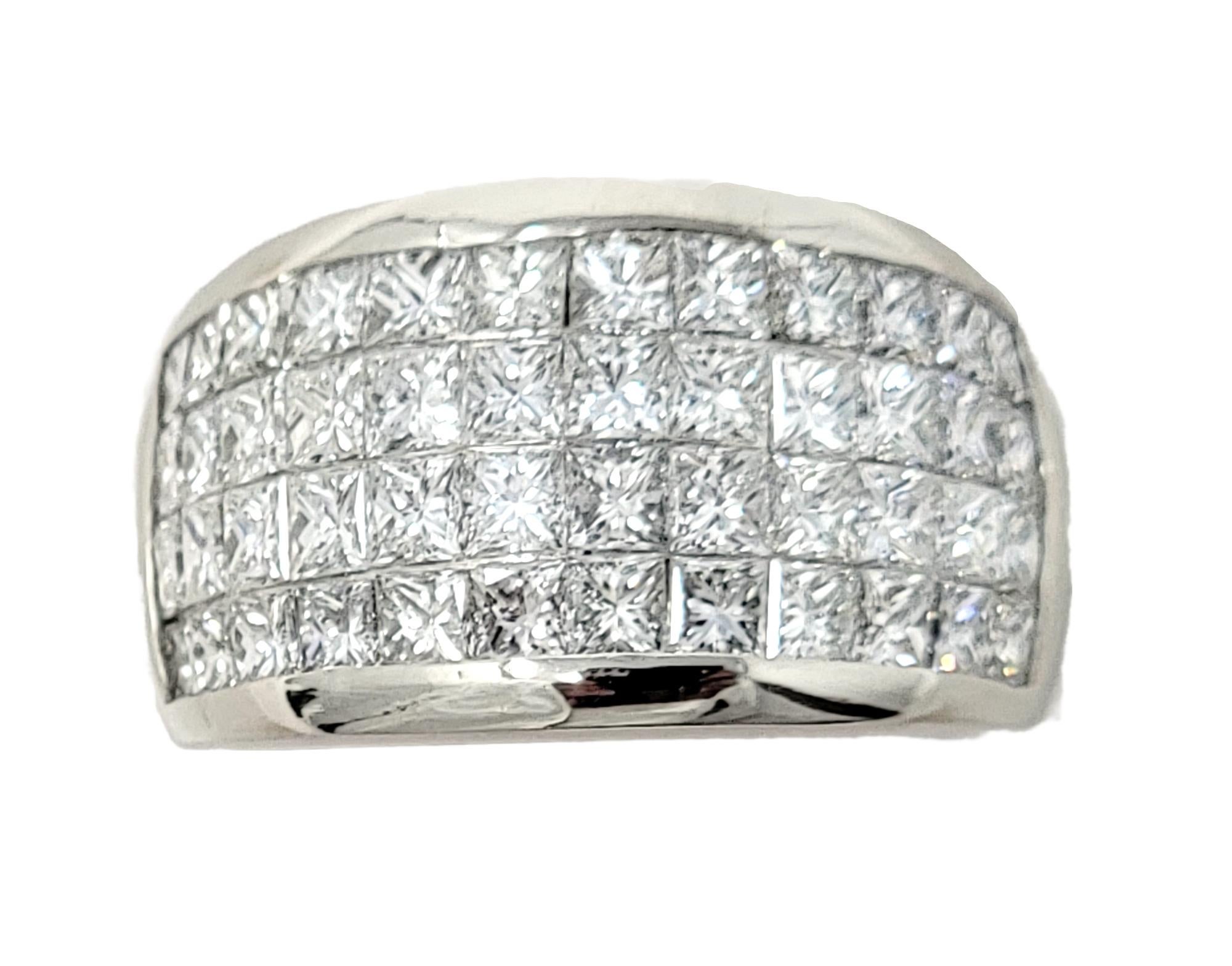Platinbandring mit insgesamt 4,80 Karat Diamanten im Prinzessinnenschliff, unsichtbar gefasst, mehrere Reihen (Zeitgenössisch) im Angebot