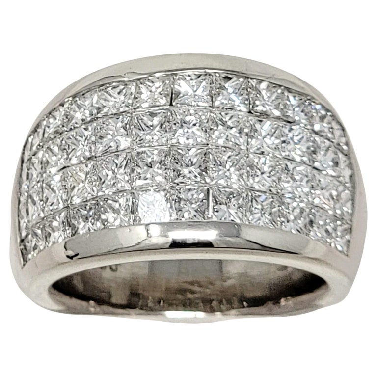 Bague à anneau en platine à plusieurs rangées de diamants taille princesse  de 4,80 carats au total, serti invisible En vente sur 1stDibs