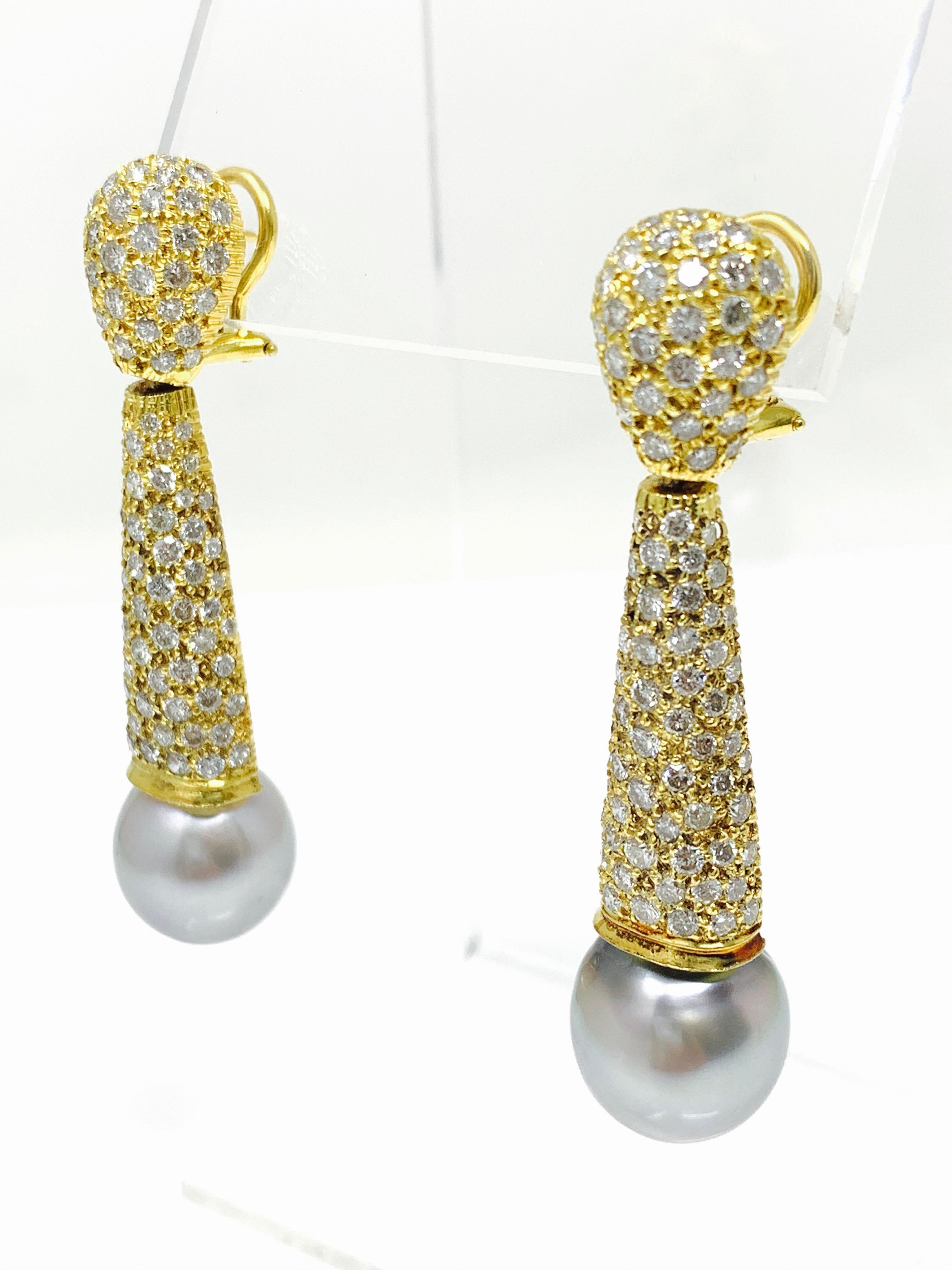 Contemporain Boucles d'oreilles en or jaune 18 carats avec diamants blancs de 4,80 carats et perles des mers du Sud en vente