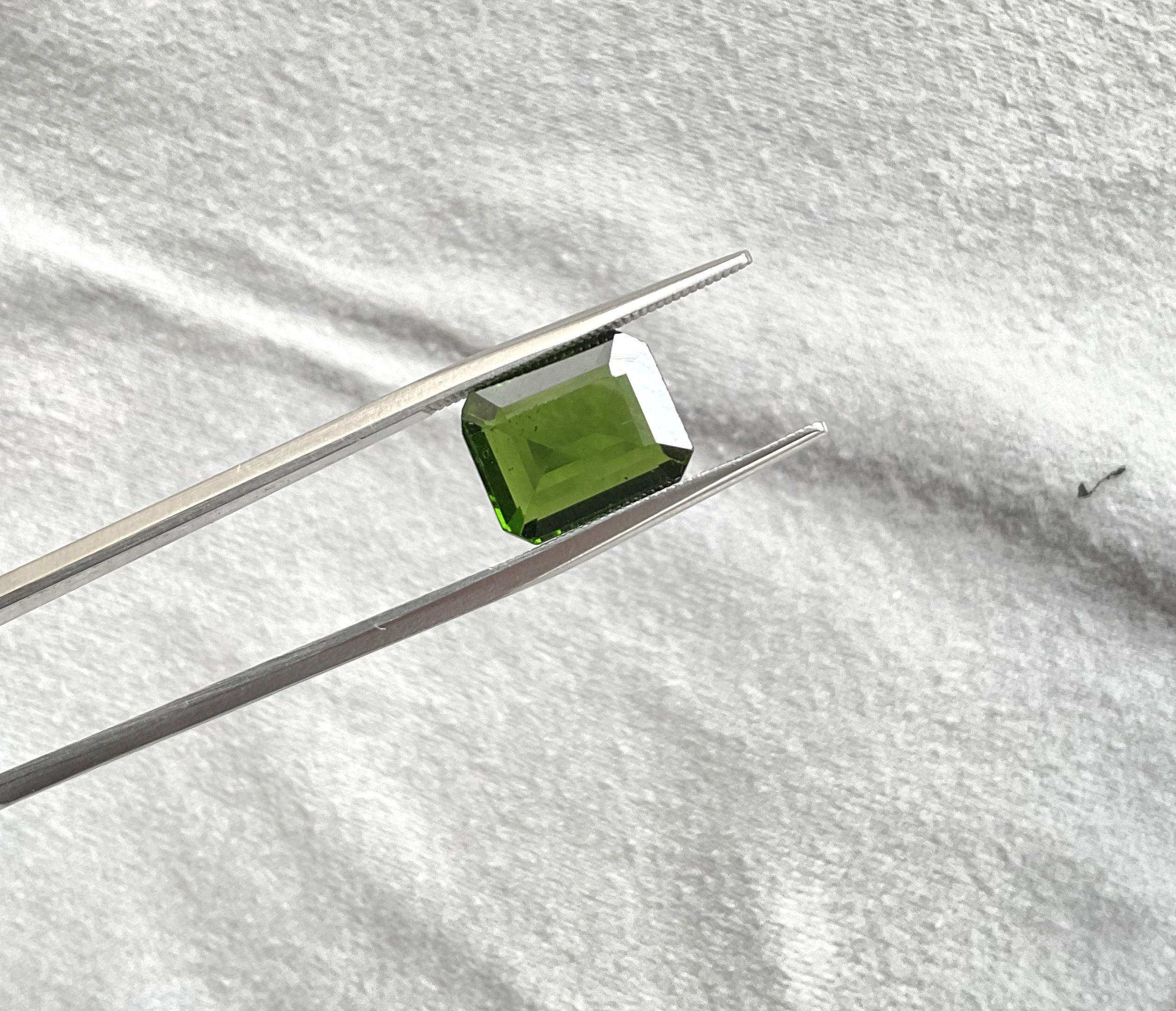 Art déco Pierre naturelle de 4.80 carats, tourmaline verte octogonale taillée à facettes de qualité supérieure en vente