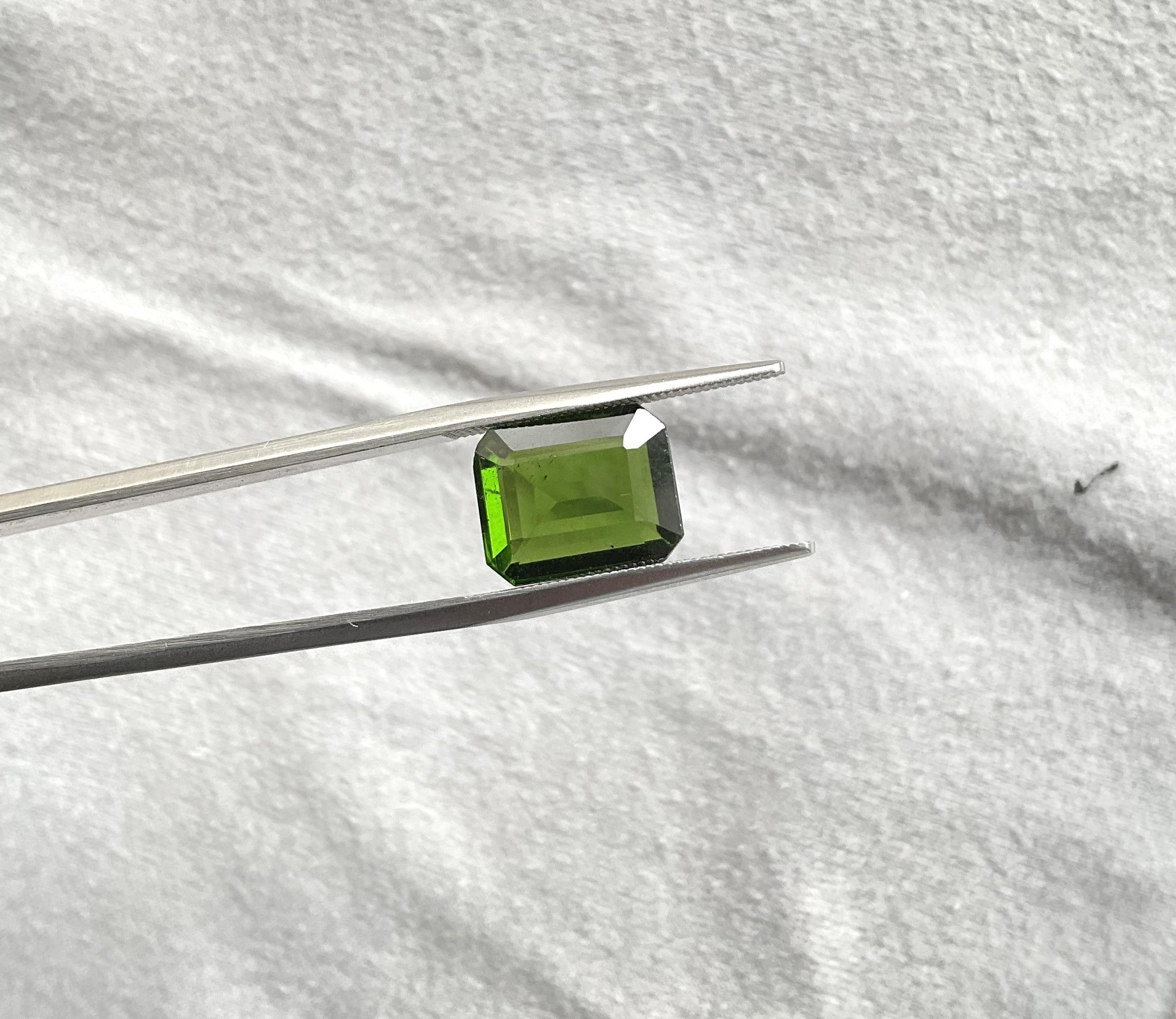 Taille octogone Pierre naturelle de 4.80 carats, tourmaline verte octogonale taillée à facettes de qualité supérieure en vente