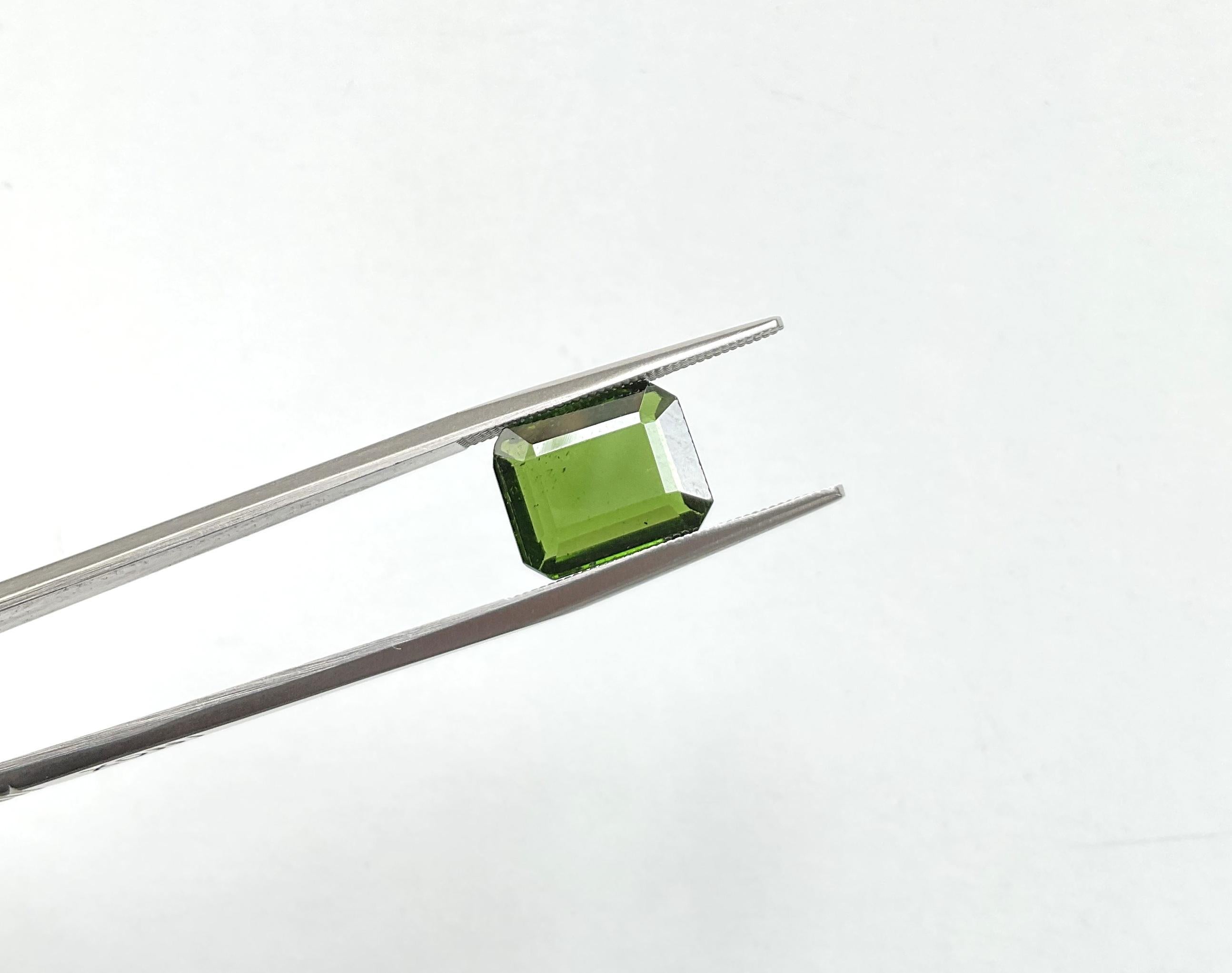 Pierre naturelle de 4.80 carats, tourmaline verte octogonale taillée à facettes de qualité supérieure Neuf - En vente à Jaipur, RJ