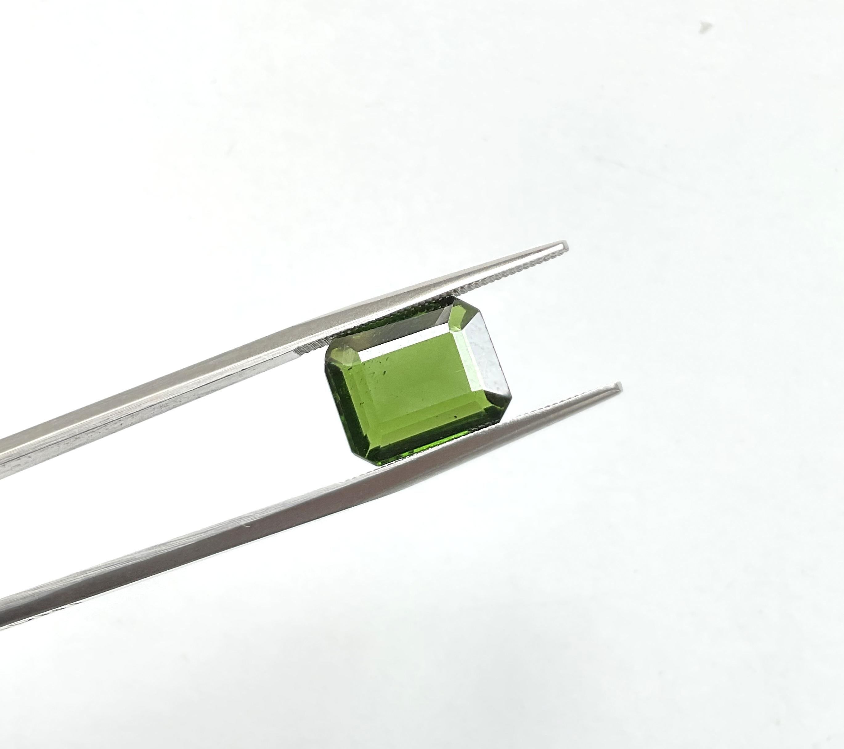 Pierre naturelle de 4.80 carats, tourmaline verte octogonale taillée à facettes de qualité supérieure Unisexe en vente