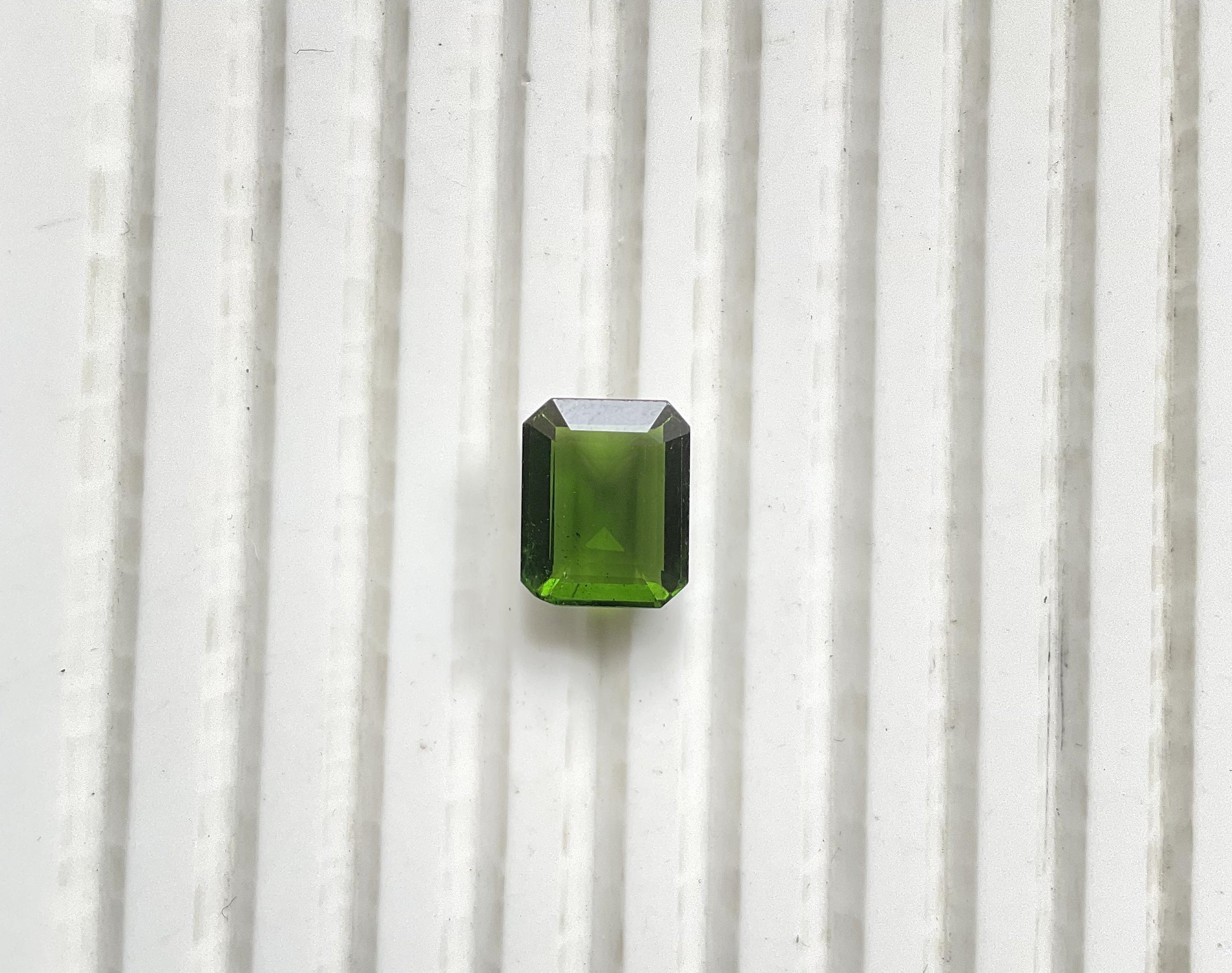 Pierre naturelle de 4.80 carats, tourmaline verte octogonale taillée à facettes de qualité supérieure en vente 1