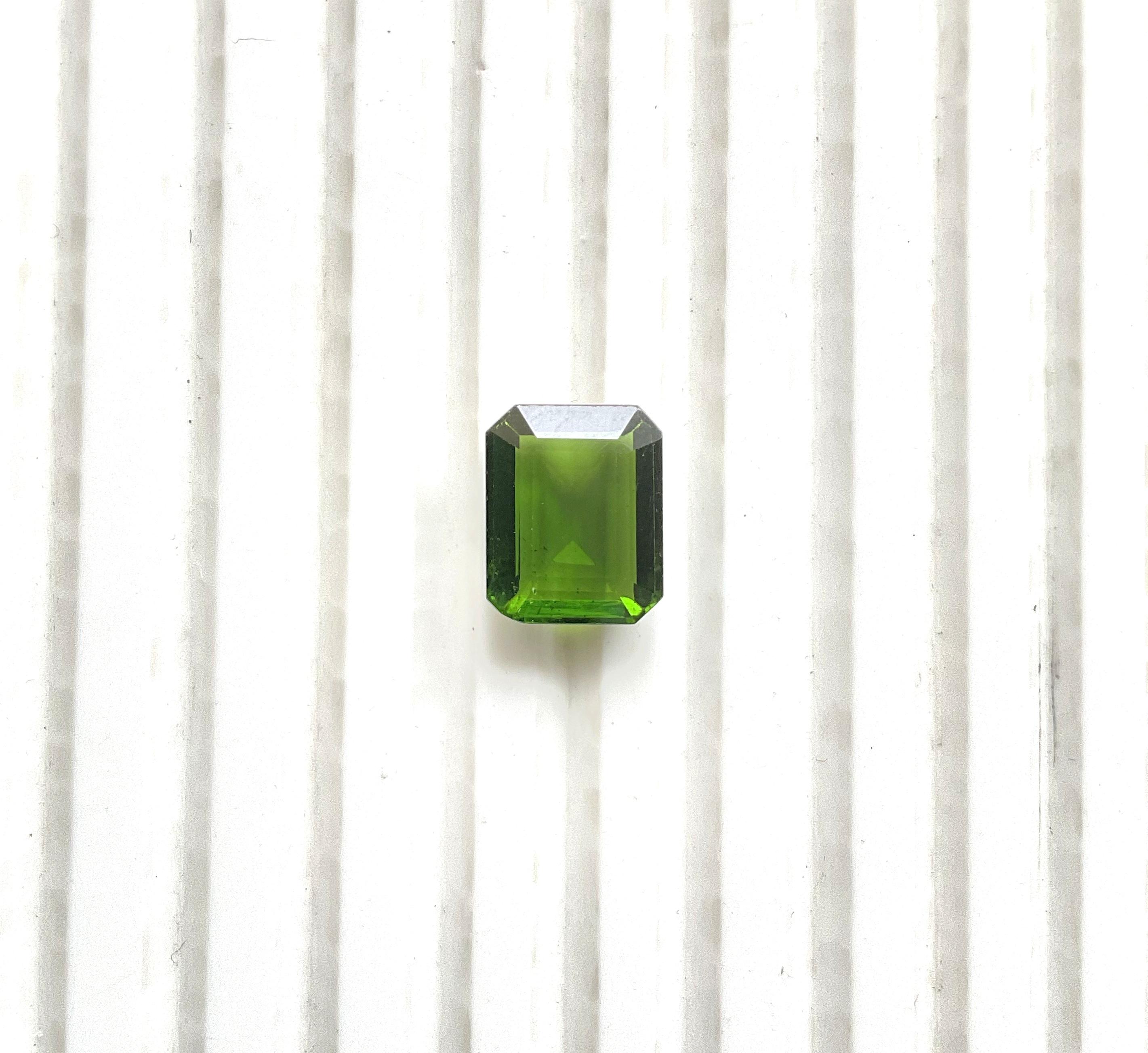 Pierre naturelle de 4.80 carats, tourmaline verte octogonale taillée à facettes de qualité supérieure en vente 2