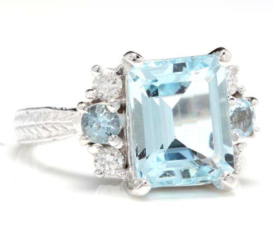 Anello in oro bianco massiccio 14K con acquamarina naturale e diamanti da 4,80 carati

Peso totale delle acquamarine naturali taglio smeraldo: Circa 4,50 Carati

Misure dell'acquamarina centrale: Circa 11,00 mm x 9,00 mm

Peso dei diamanti tondi