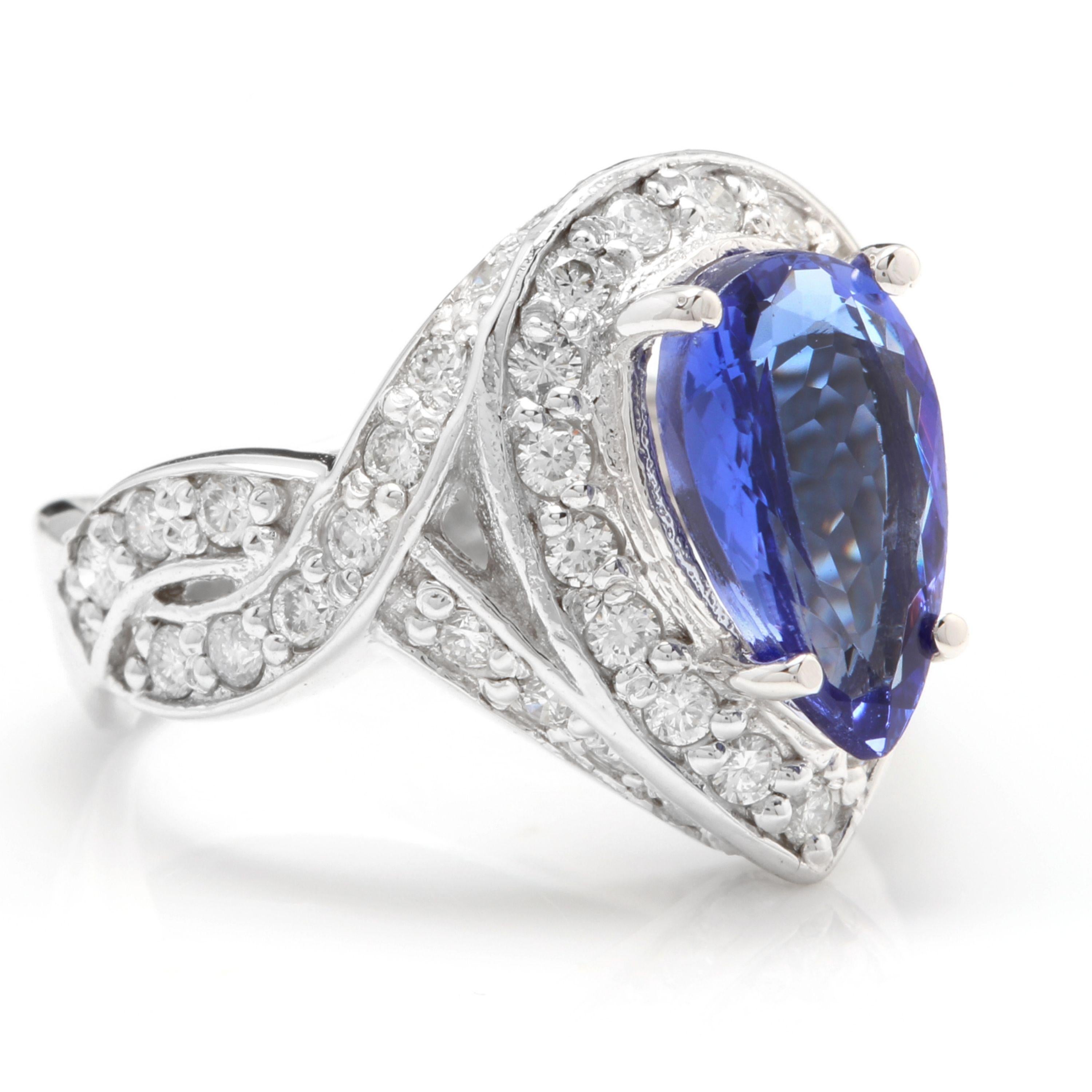 Anillo de oro blanco macizo de 14 quilates con tanzanita y diamantes de 4,80 quilates naturales de muy buen aspecto

El peso total de la tanzanita natural en forma de pera es de: Aprox. 3,30 Quilates

Medidas de la tanzanita: Aprox. 12.00 x