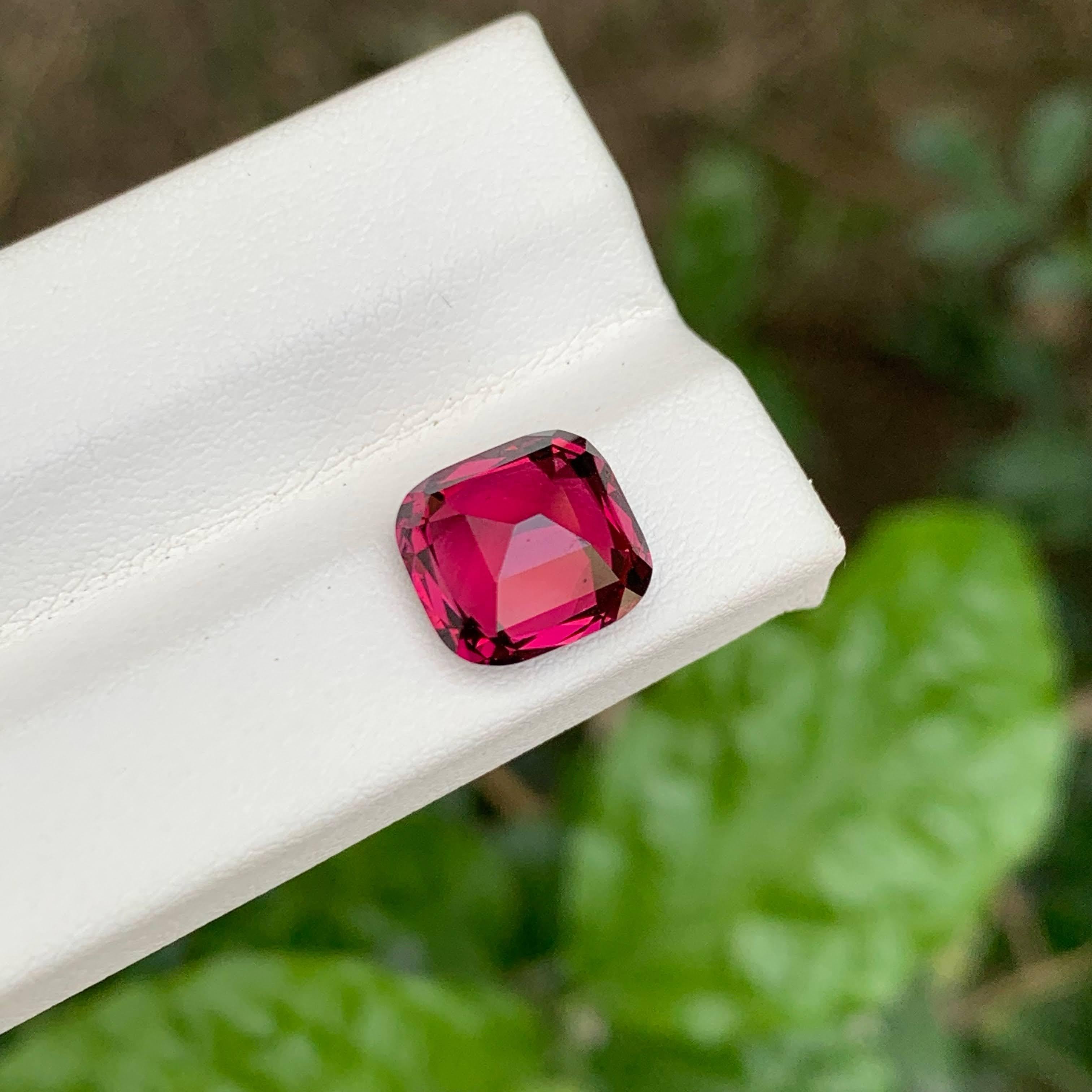 Gewicht 4,80 
Abmessungen 9,9x9,2x6,2 mm
Behandlung Keine
Herkunft Afrika
Klarheit VVS
Form Kissen 
Schnitt Fancy Cushion
NA


Dieser atemberaubende 4,80 Karat schwere rosarote Umbalit-Granat, der aus den berühmten Minen Afrikas stammt, ist ein