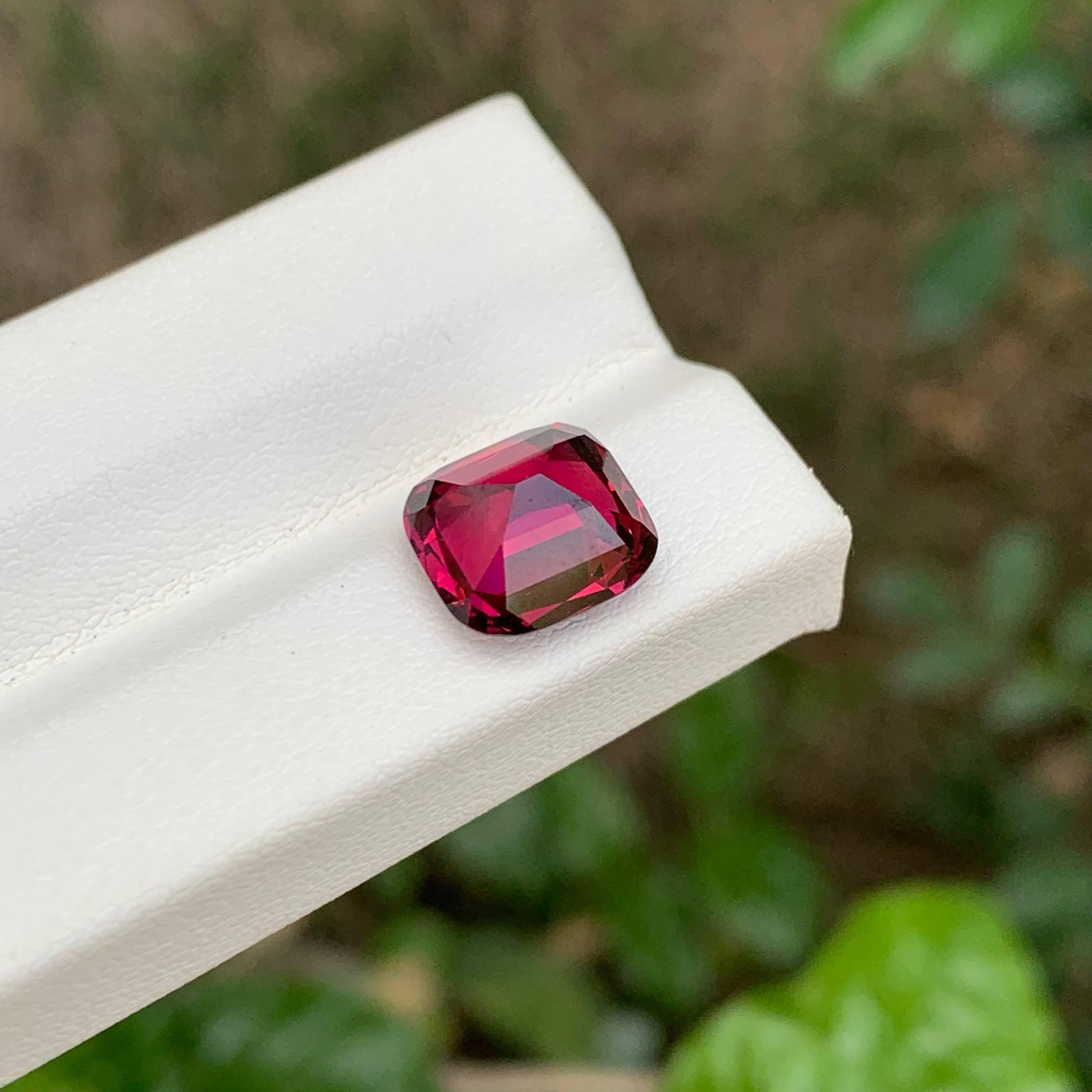 4,80 Karat rosa-roter Umbalite-Granat im Kissenschliff aus Afrika (Moderne) im Angebot