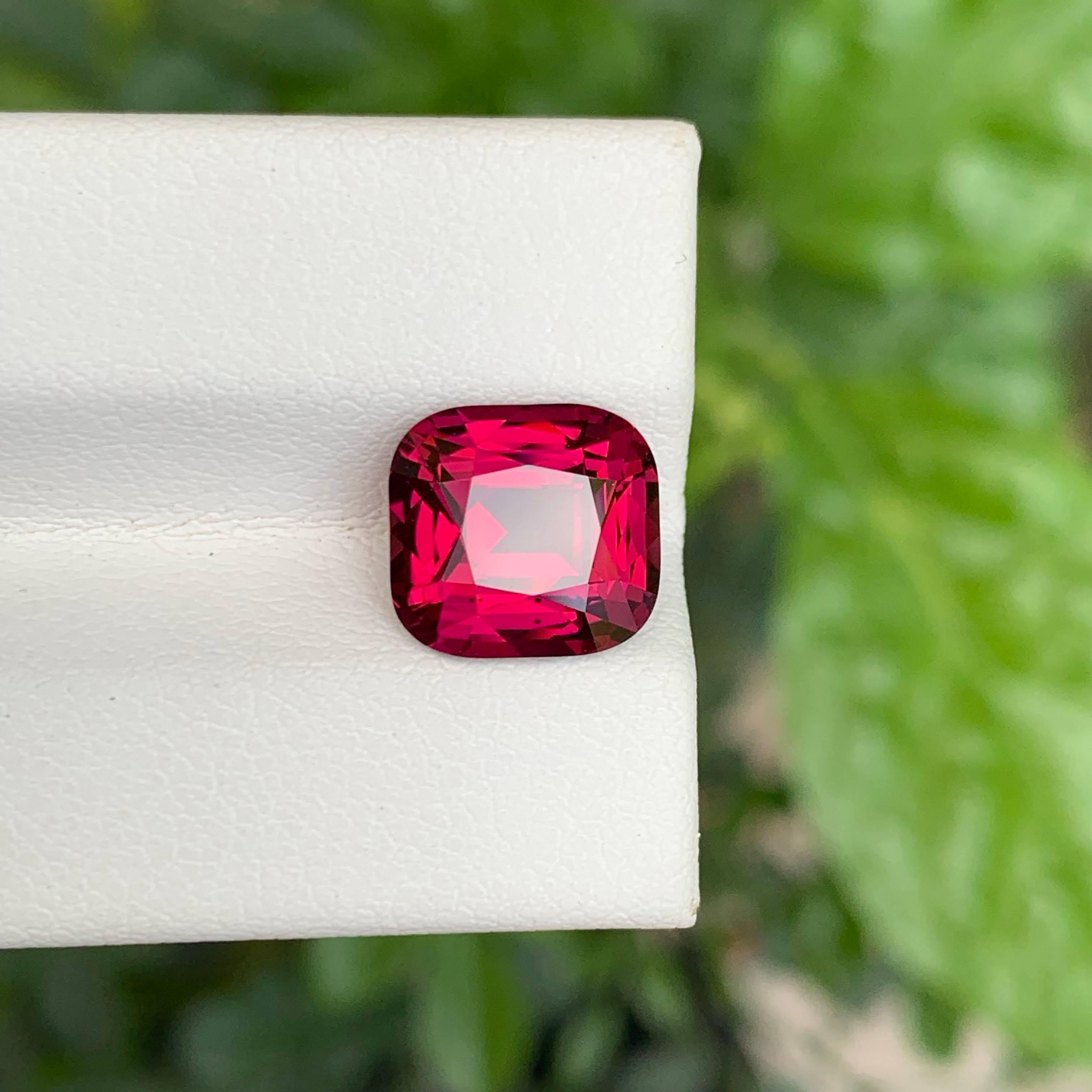 4,80 Karat rosa-roter Umbalite-Granat im Kissenschliff aus Afrika im Zustand „Neu“ im Angebot in Bangkok, TH