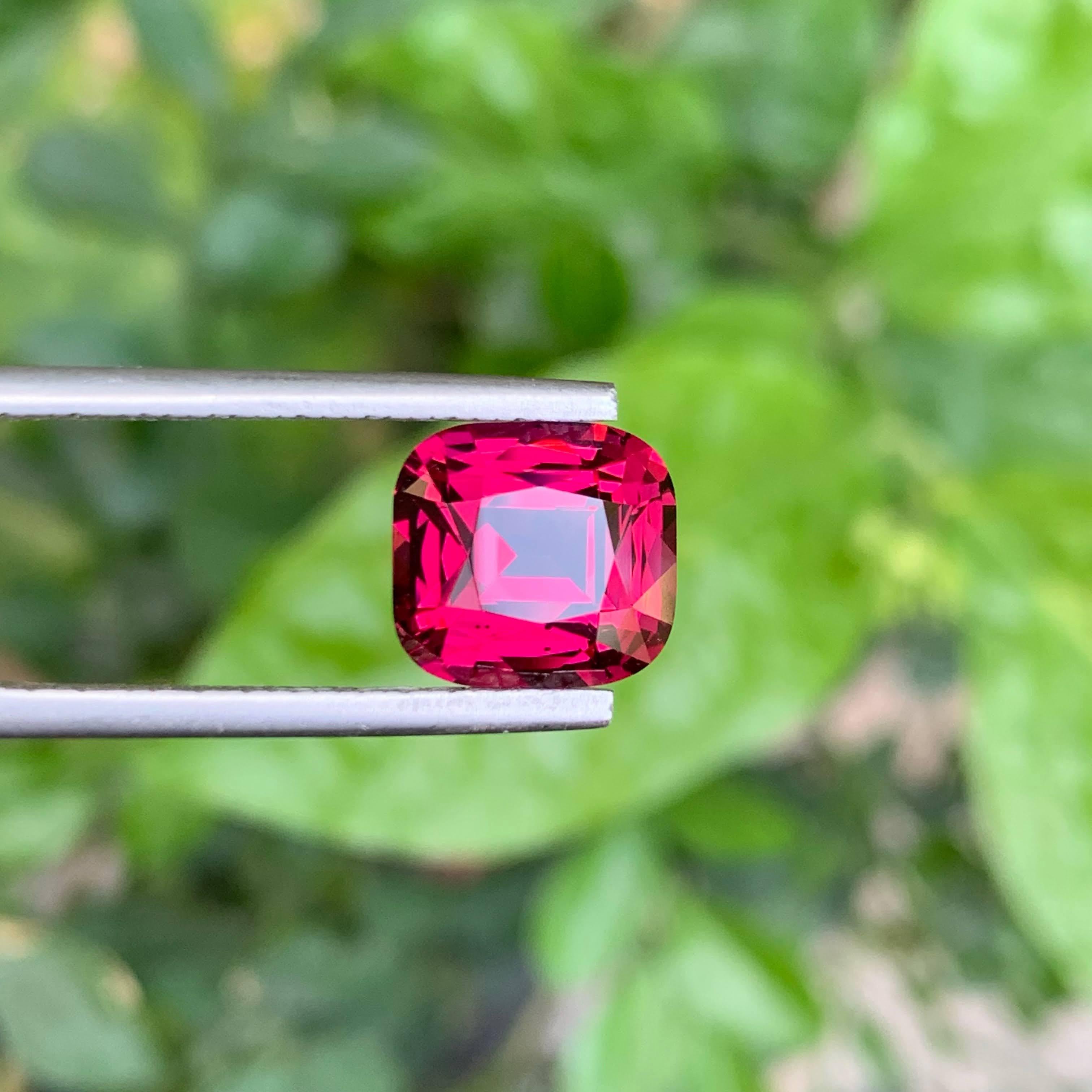 4,80 Karat rosa-roter Umbalite-Granat im Kissenschliff aus Afrika im Angebot 4