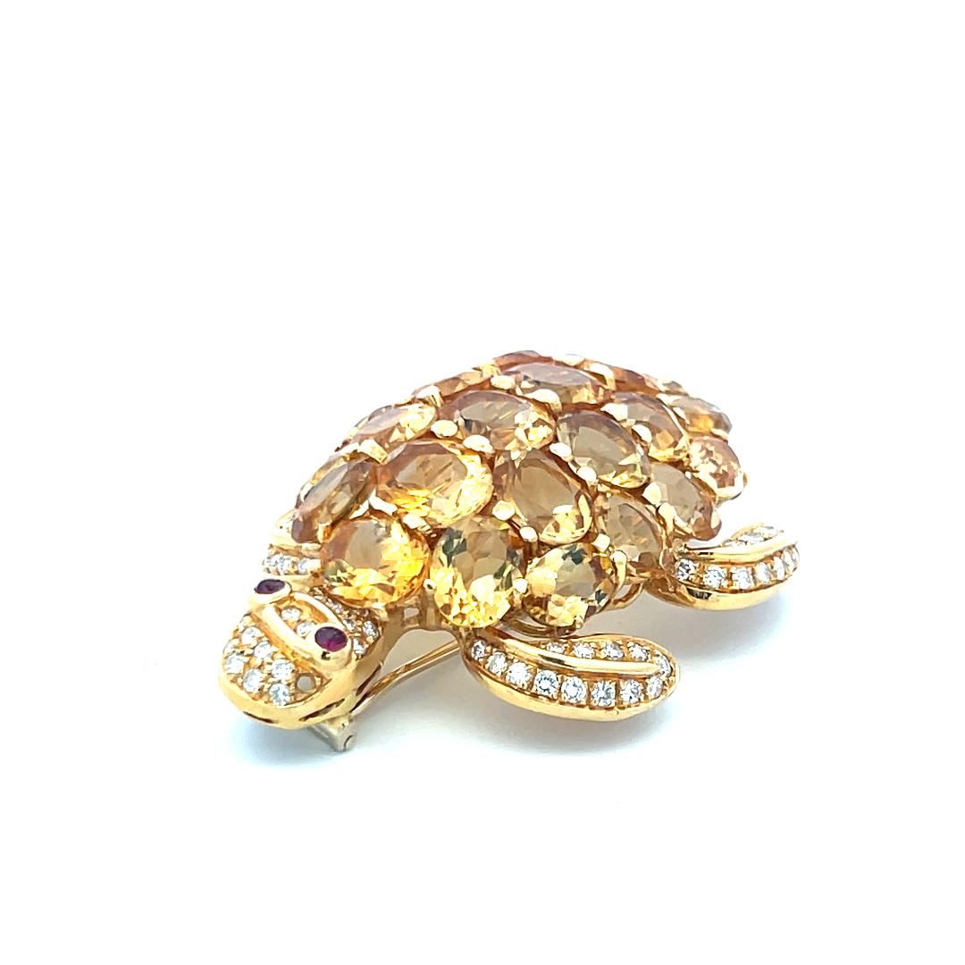 48.00 Carat Citrine 2.50 Carat Round Diamond 18K Yellow Gold Pin Brooch en vente 3