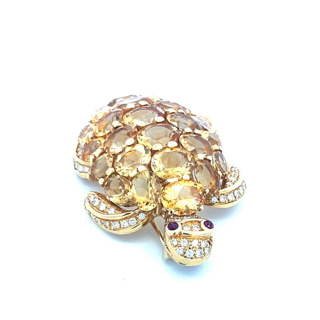 48.00 Carat Citrine 2.50 Carat Round Diamond 18K Yellow Gold Pin Brooch en vente 4
