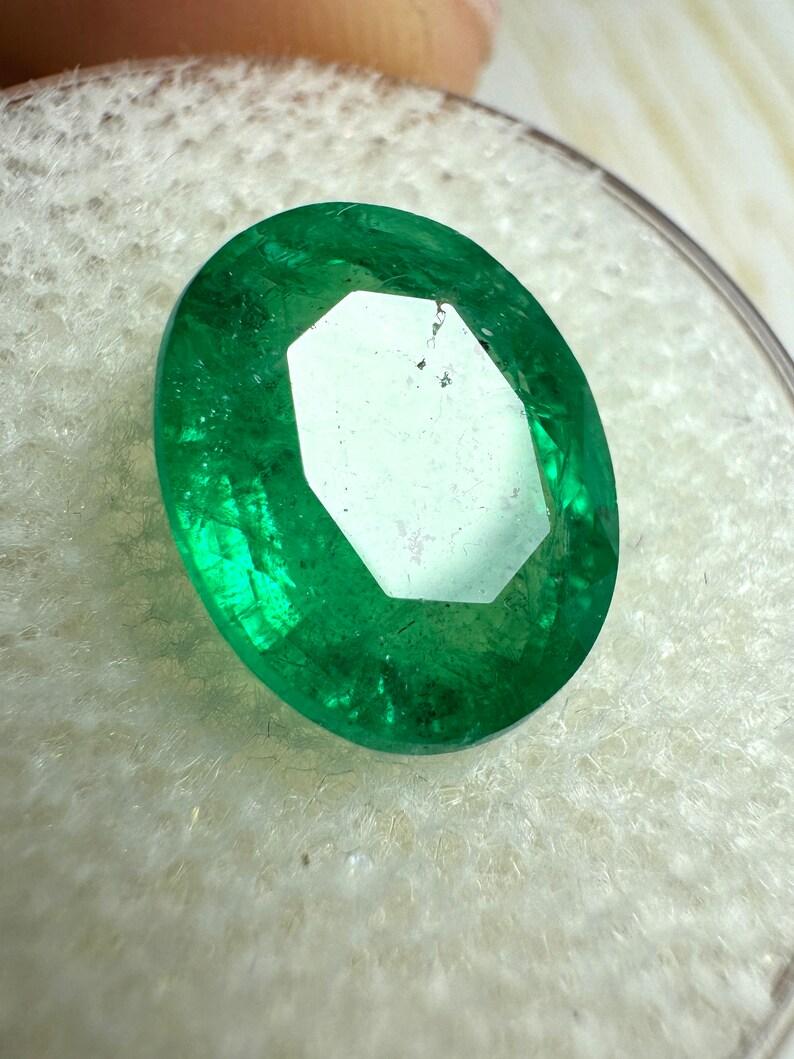 4,80ct 12x9,5 sommersprossiger grüner natürlicher sambischer Smaragd - Edelstein im Ovalschliff (Moderne) im Angebot