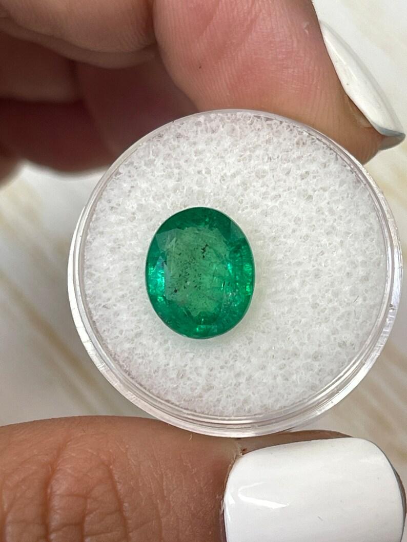 4,80ct 12x9,5 sommersprossiger grüner natürlicher sambischer Smaragd - Edelstein im Ovalschliff im Zustand „Neu“ im Angebot in Jupiter, FL