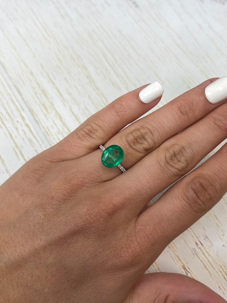 4,80ct 12x9,5 sommersprossiger grüner natürlicher sambischer Smaragd - Edelstein im Ovalschliff im Angebot 2