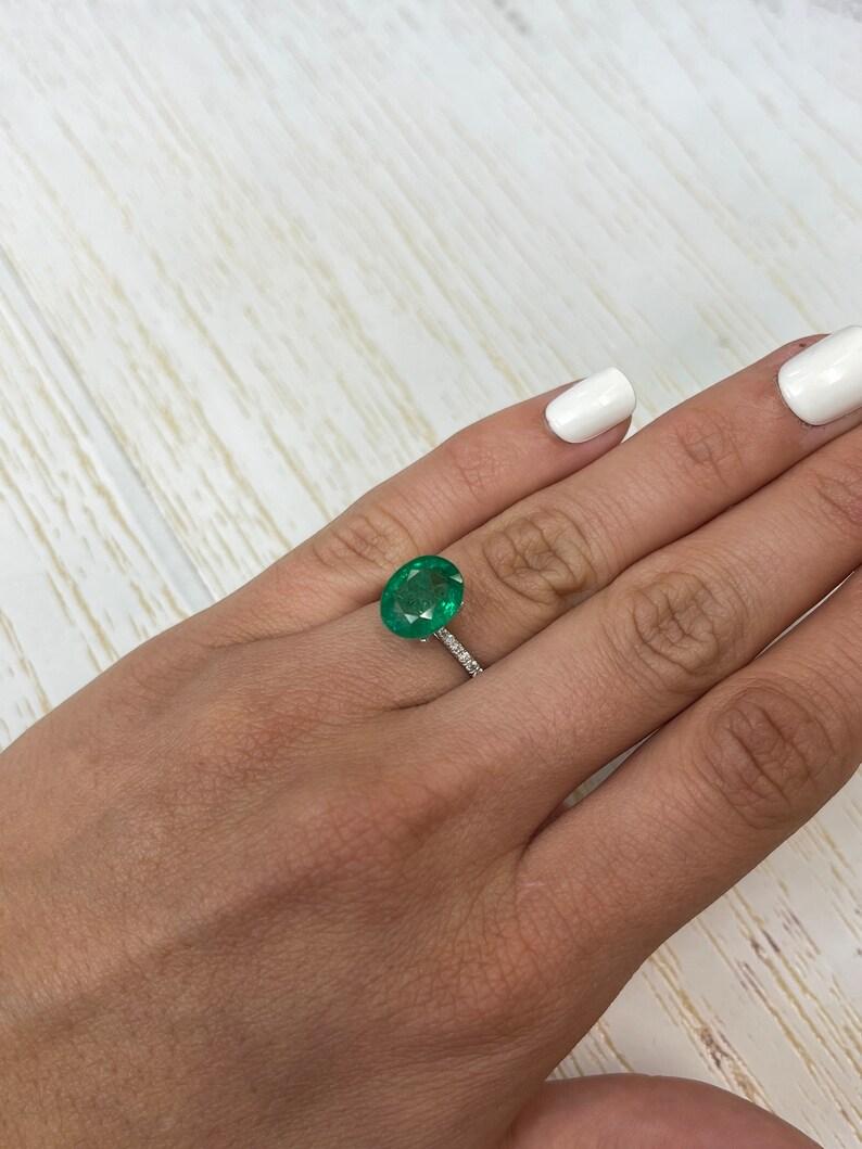 4,80ct 12x9,5 sommersprossiger grüner natürlicher sambischer Smaragd - Edelstein im Ovalschliff im Angebot 3