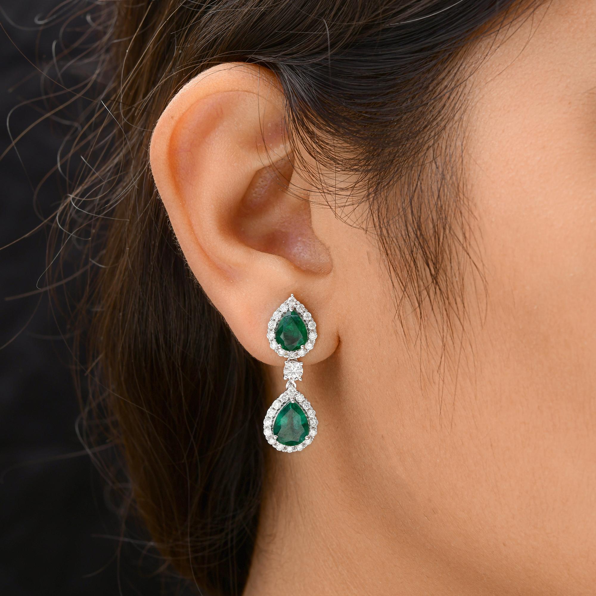 Code d'article :- SEE-18399
Poids brut :- 7.02 gm
Or blanc massif 18k Poids :- 5.78 gm
Poids du diamant Nature :- 1,38 ct.  ( DIAMANT MOYEN DE PURETÉ SI1-SI2 ET DE COULEUR H-I )
Émeraude de Zambie Poids :- 4,80 ct.
Taille des boucles d'oreilles :-