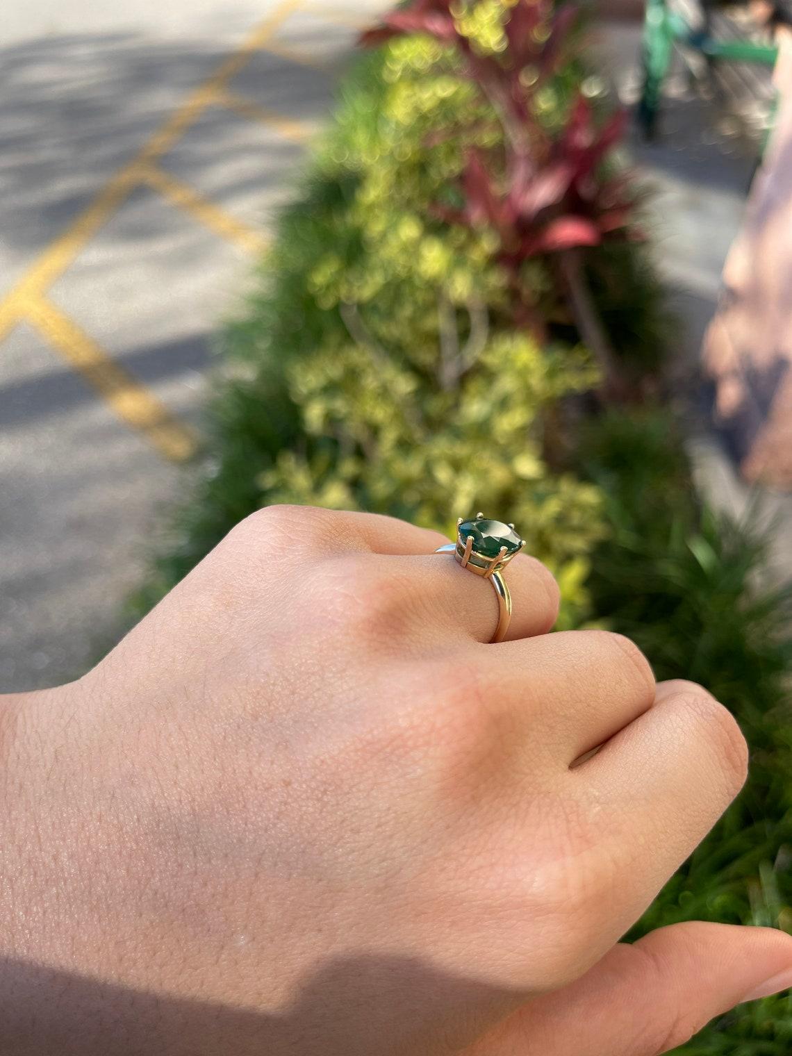 Modern Traditional 4.80cts 14K Emerald Oval Solitaire 6 Prong Gold Promise Ring Present For Sale