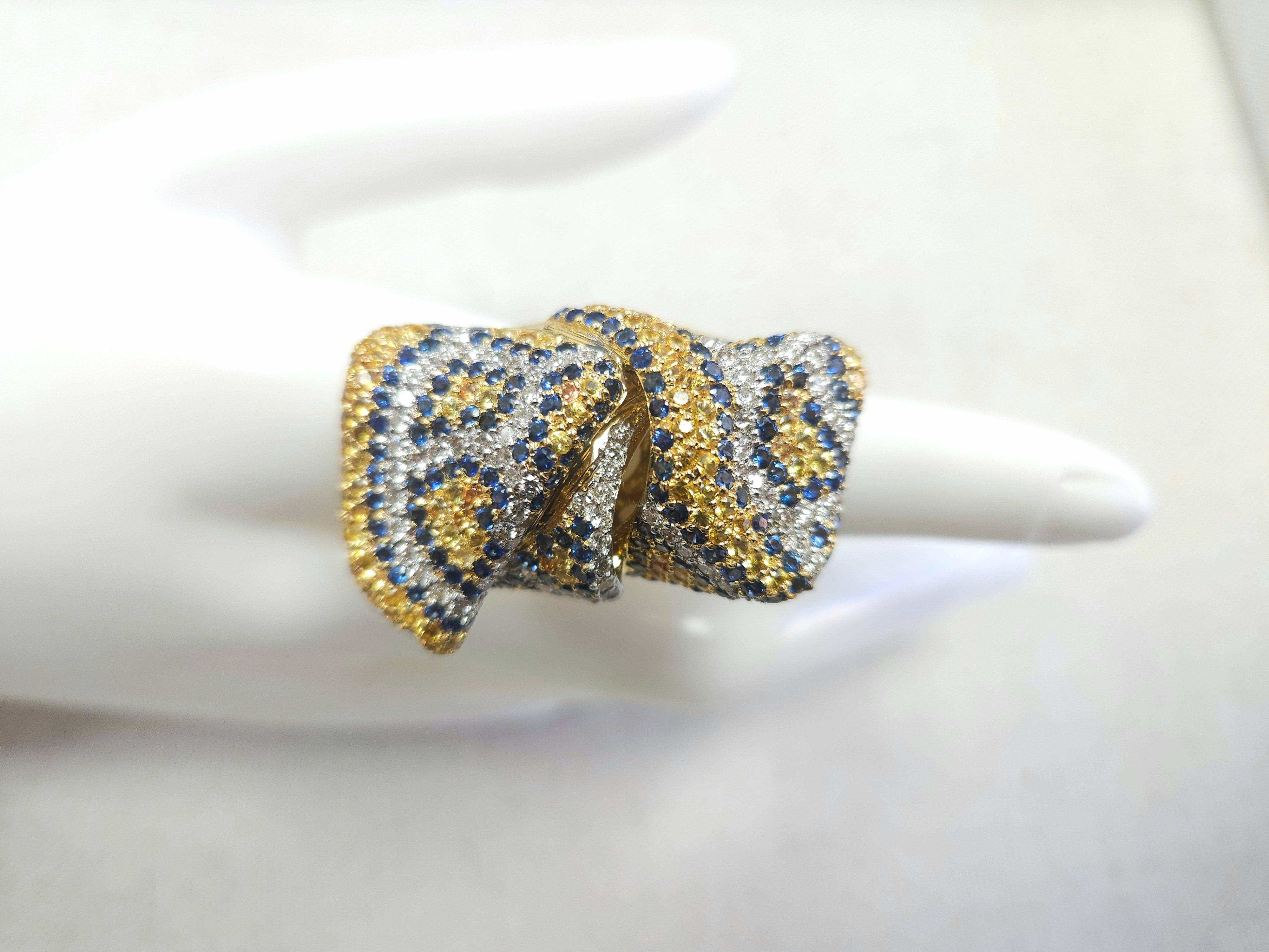 Women's or Men's 4.80cts mulitpe color Sapphires with Blue and Yellow 18K Yellow Gold Ring For Sale