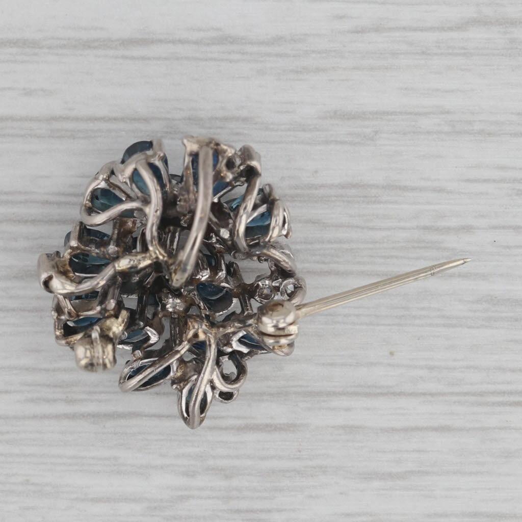 Ciondolo a grappolo con diamante e zaffiro blu da 4,80 carati Spilla in oro bianco 9 carati In condizioni buone in vendita a McLeansville, NC