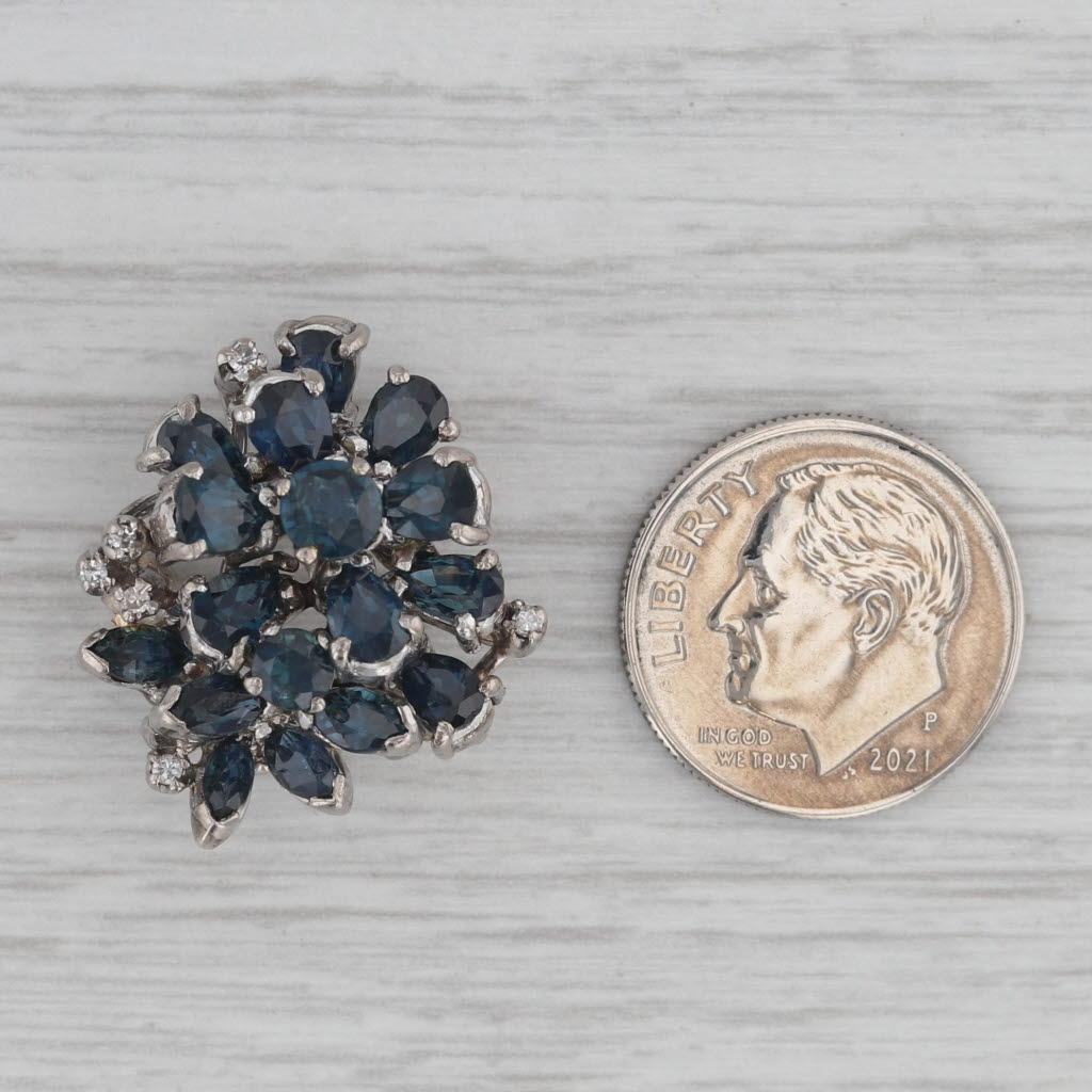 da uomo o donna Ciondolo a grappolo con diamante e zaffiro blu da 4,80 carati Spilla in oro bianco 9 carati in vendita