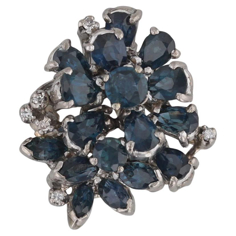 Ciondolo a grappolo con diamante e zaffiro blu da 4,80 carati Spilla in oro bianco 9 carati