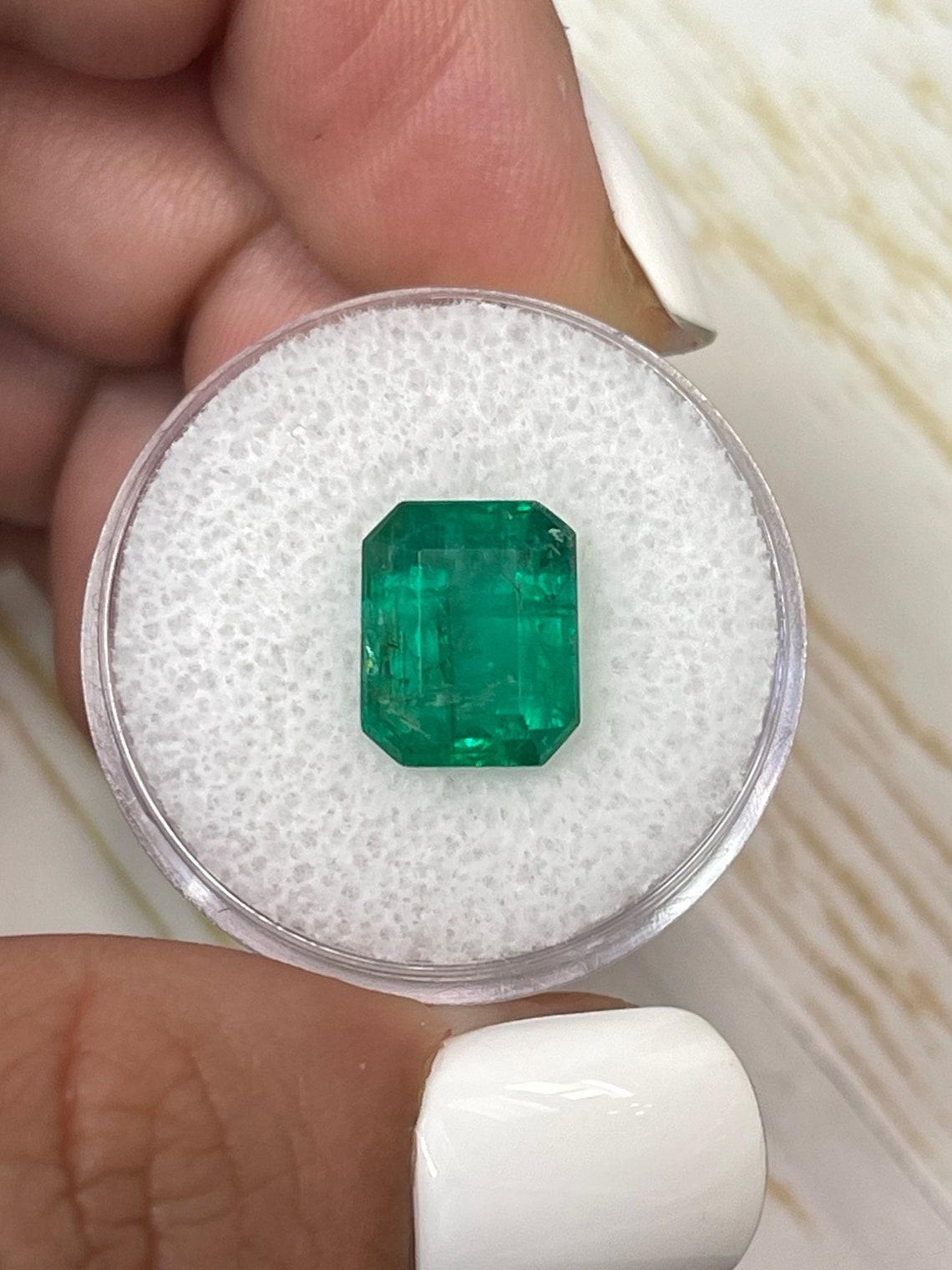 Stein: Smaragd
Gewicht: 4,81 Karat
Form: Smaragd-Schliff
Klarheit: Transparent bis halbtransparent
Lüster: Sehr gut
Farbe: Mittelgrün
Abmessungen: 10,79 mm x 8,77 mm x 6,59 mm
Geografische Herkunft: Sambia
Behandlung: Natürlich, Ölen

Anmerkungen: